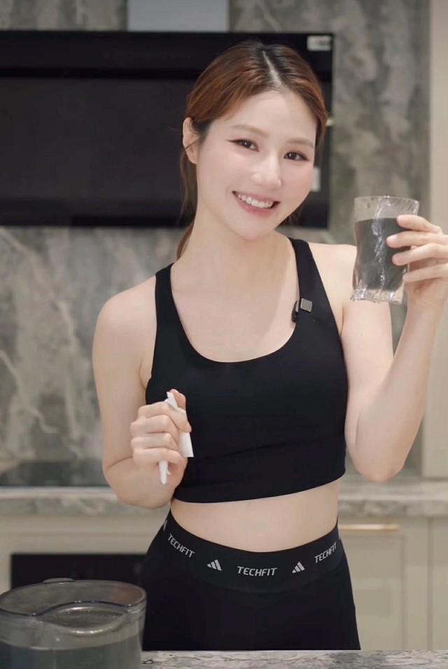 Người đẹp 9X lấy lại d&aacute;ng nhờ uống một thứ v&agrave;o buổi s&aacute;ng, c&ograve;n quyết t&acirc;m giảm th&ecirc;m 12kg- Ảnh 2.