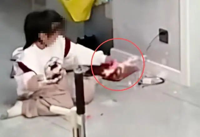 Bé gái bị bỏng khi chơi XẾP HẠT, mẹ xem lại camera vẫn hoảng: “Đây đúng là quả bom vô hình” - Ảnh 1.