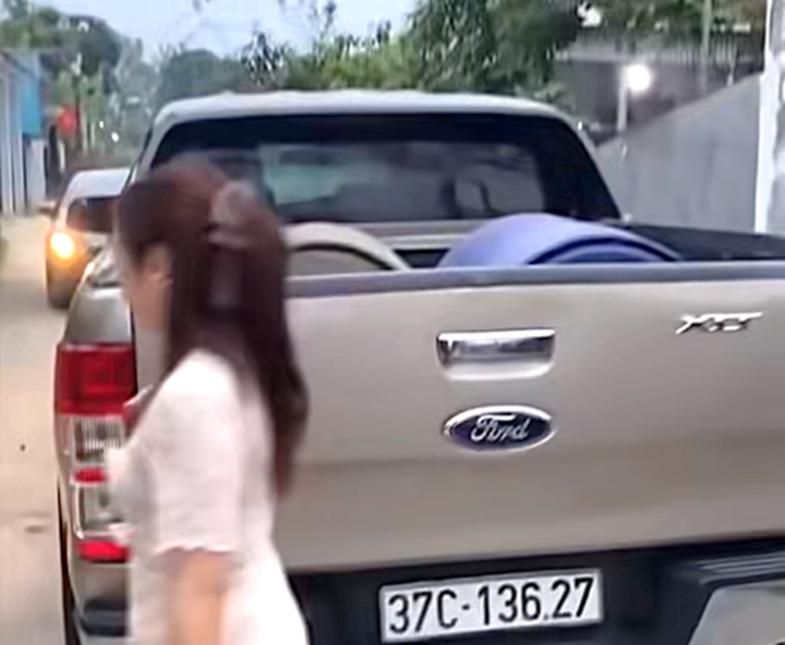 Chủ xe b&aacute;n tải 37C - 136.27 thản nhi&ecirc;n đỗ chắn ng&otilde;, g&acirc;y bức x&uacute;c cho người đi đường - Ảnh 1.