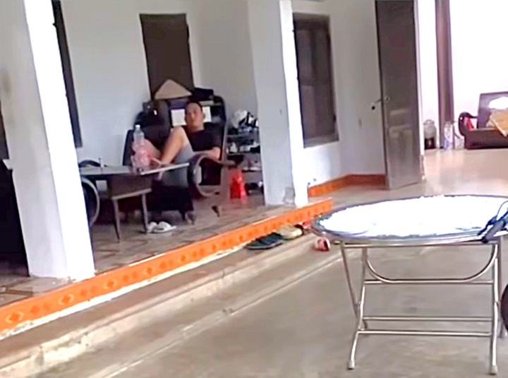 Chủ xe b&aacute;n tải 37C - 136.27 thản nhi&ecirc;n đỗ chắn ng&otilde;, g&acirc;y bức x&uacute;c cho người đi đường - Ảnh 2.