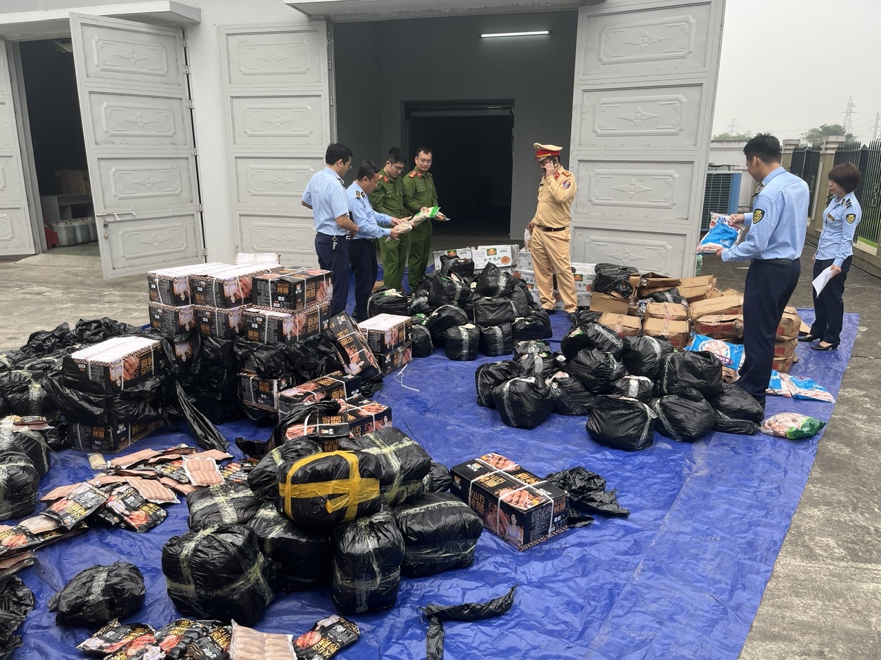 Kiểm tra xe tải chở thực phẩm kh&ocirc;ng r&otilde; nguồn gốc tại Tuy&ecirc;n Quang - Ảnh 1.