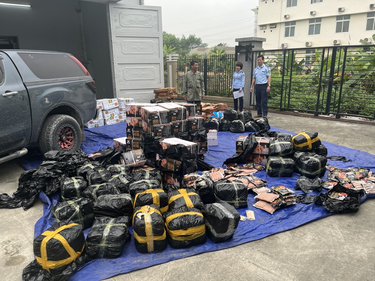 Kiểm tra xe tải chở thực phẩm kh&ocirc;ng r&otilde; nguồn gốc tại Tuy&ecirc;n Quang - Ảnh 2.