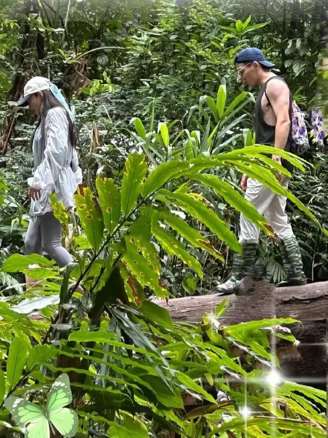 Trương Hinh Dư c&ugrave;ng chồng sĩ quan đưa con g&aacute;i đi chơi: Hậu trường gia đ&igrave;nh nổi tiếng - Ảnh 2.