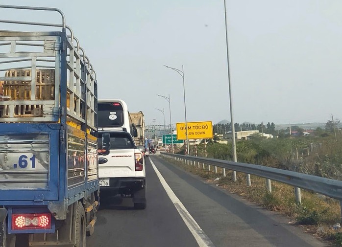 T&agrave;i xế bất ngờ bị truy thu ph&iacute; đường cao tốc sau sự cố barie hỏng - Ảnh 1.