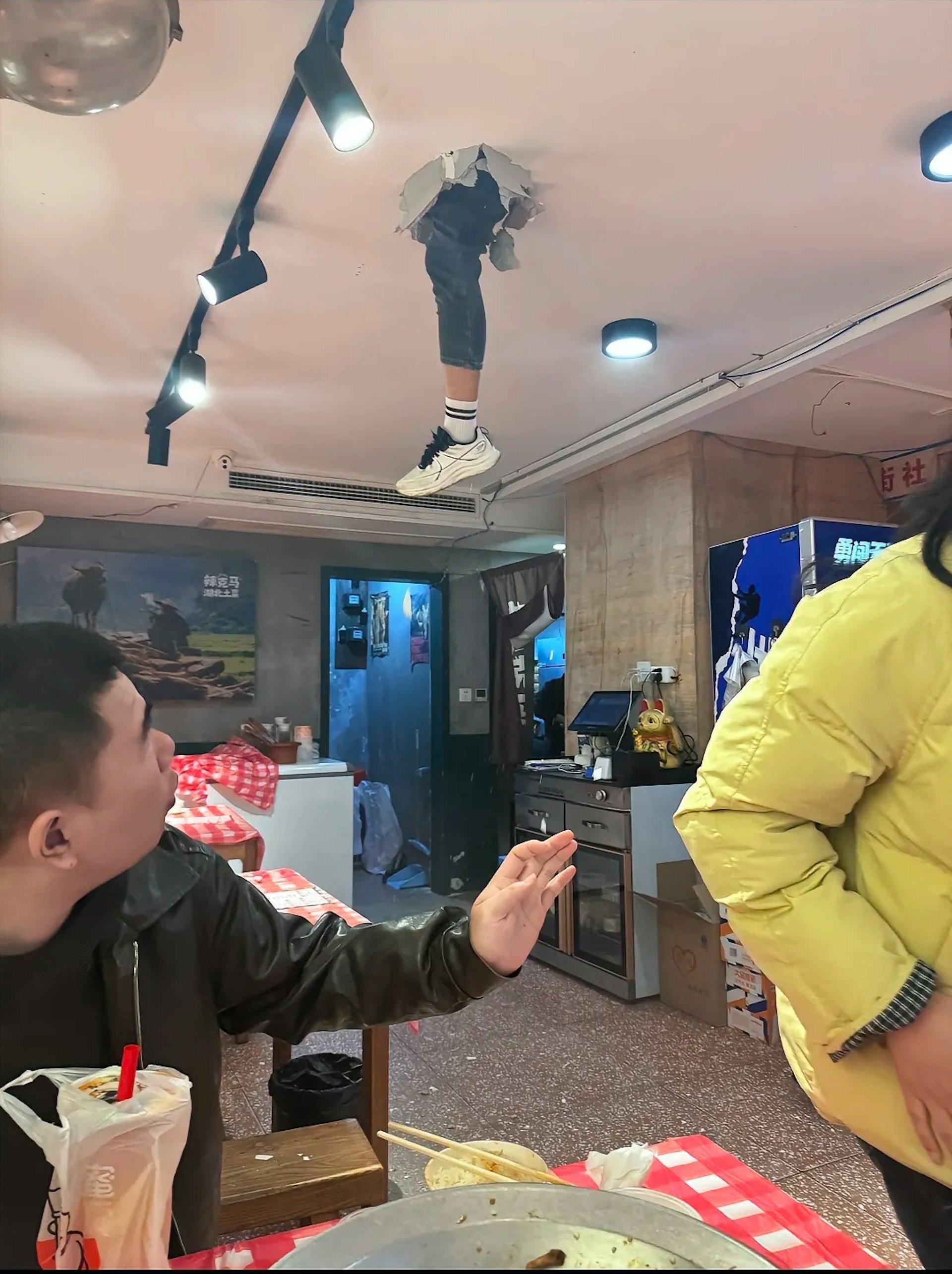 Kh&aacute;ch h&agrave;ng hoảng hốt khi thấy ch&acirc;n người rơi xuống từ trần qu&aacute;n ăn ở Vũ H&aacute;n - Ảnh 1.