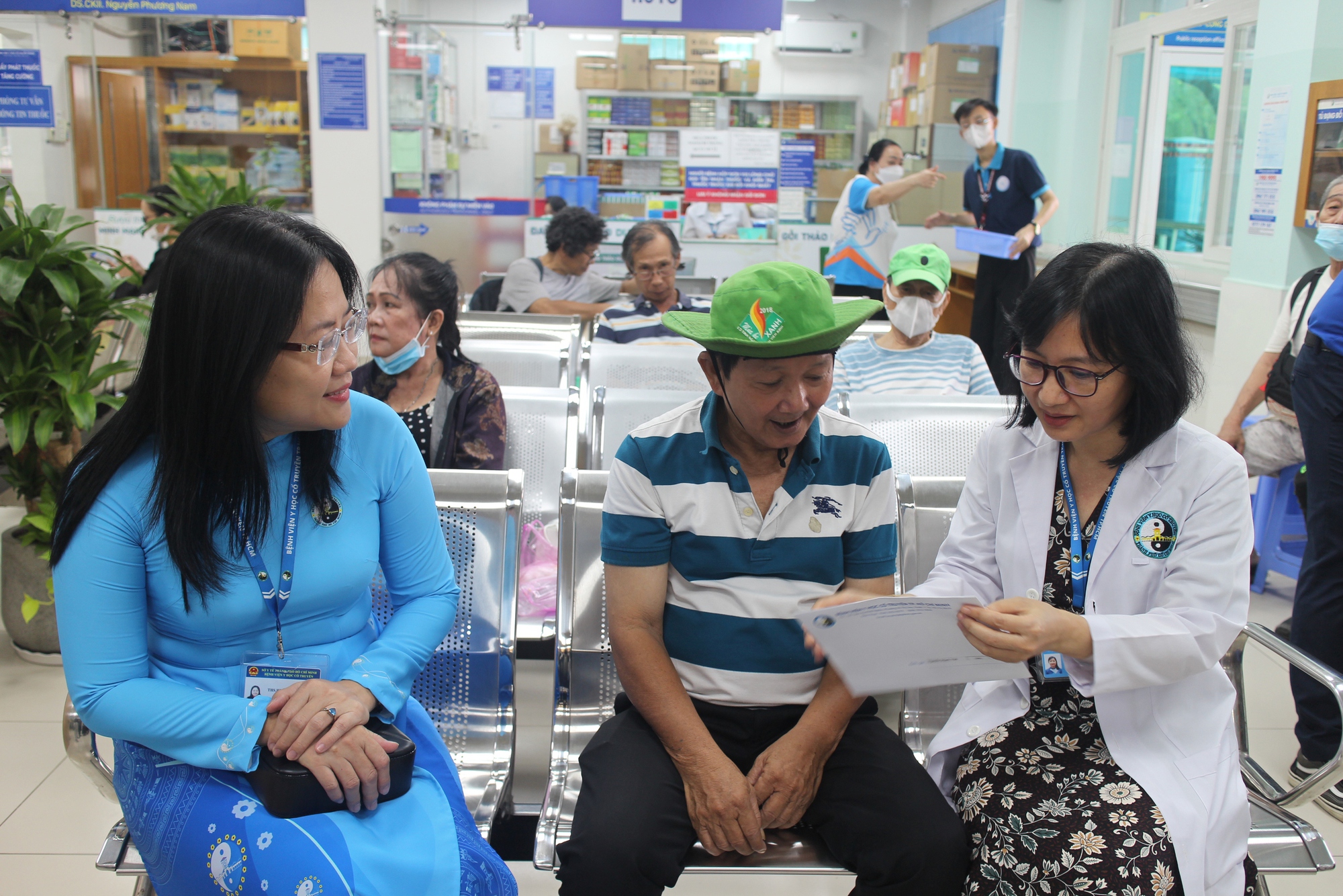 Kh&aacute;m chữa bệnh BHYT năm 2026: Thủ tục mới nhất người d&acirc;n cần biết - Ảnh 3.