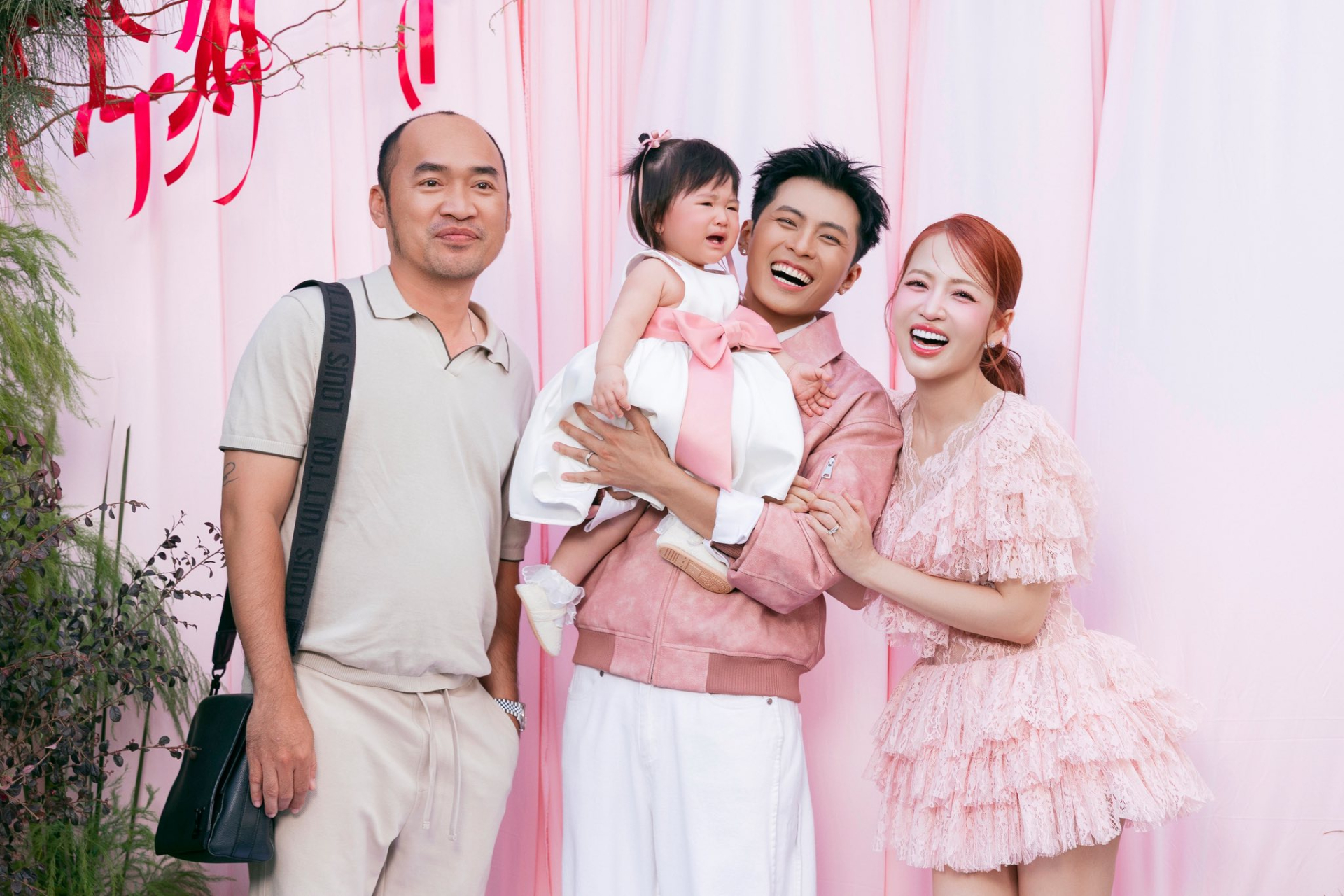 Tiệc th&ocirc;i n&ocirc;i con g&aacute;i Puka 2026: H&ograve;a Minzy lẻ b&oacute;ng , d&agrave;n sao quy tụ ch&uacute;c mừng - Ảnh 8.