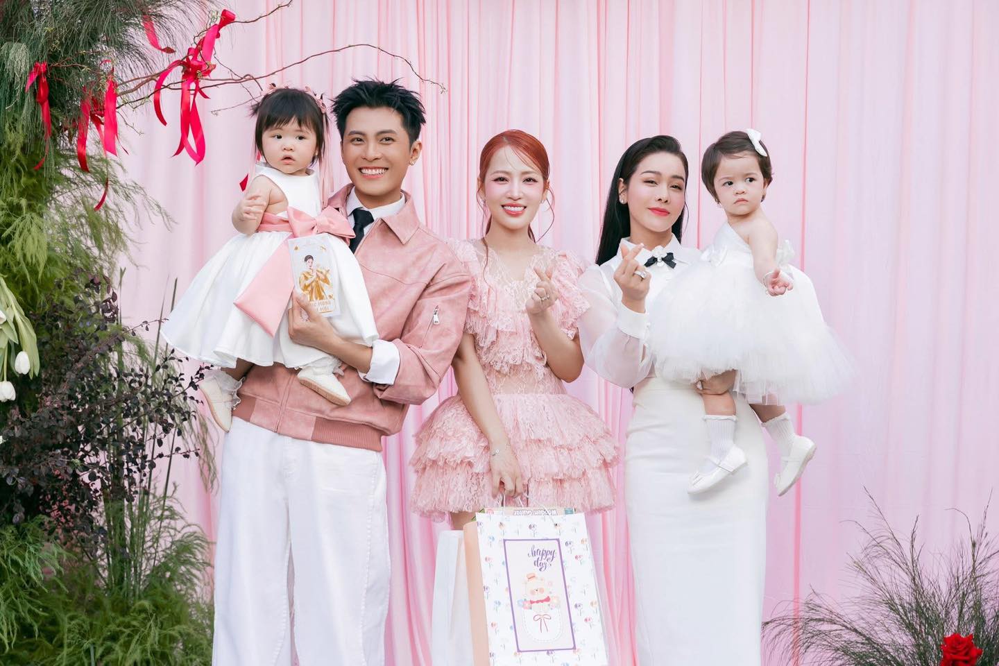 Tiệc th&ocirc;i n&ocirc;i con g&aacute;i Puka 2026: H&ograve;a Minzy lẻ b&oacute;ng , d&agrave;n sao quy tụ ch&uacute;c mừng - Ảnh 11.