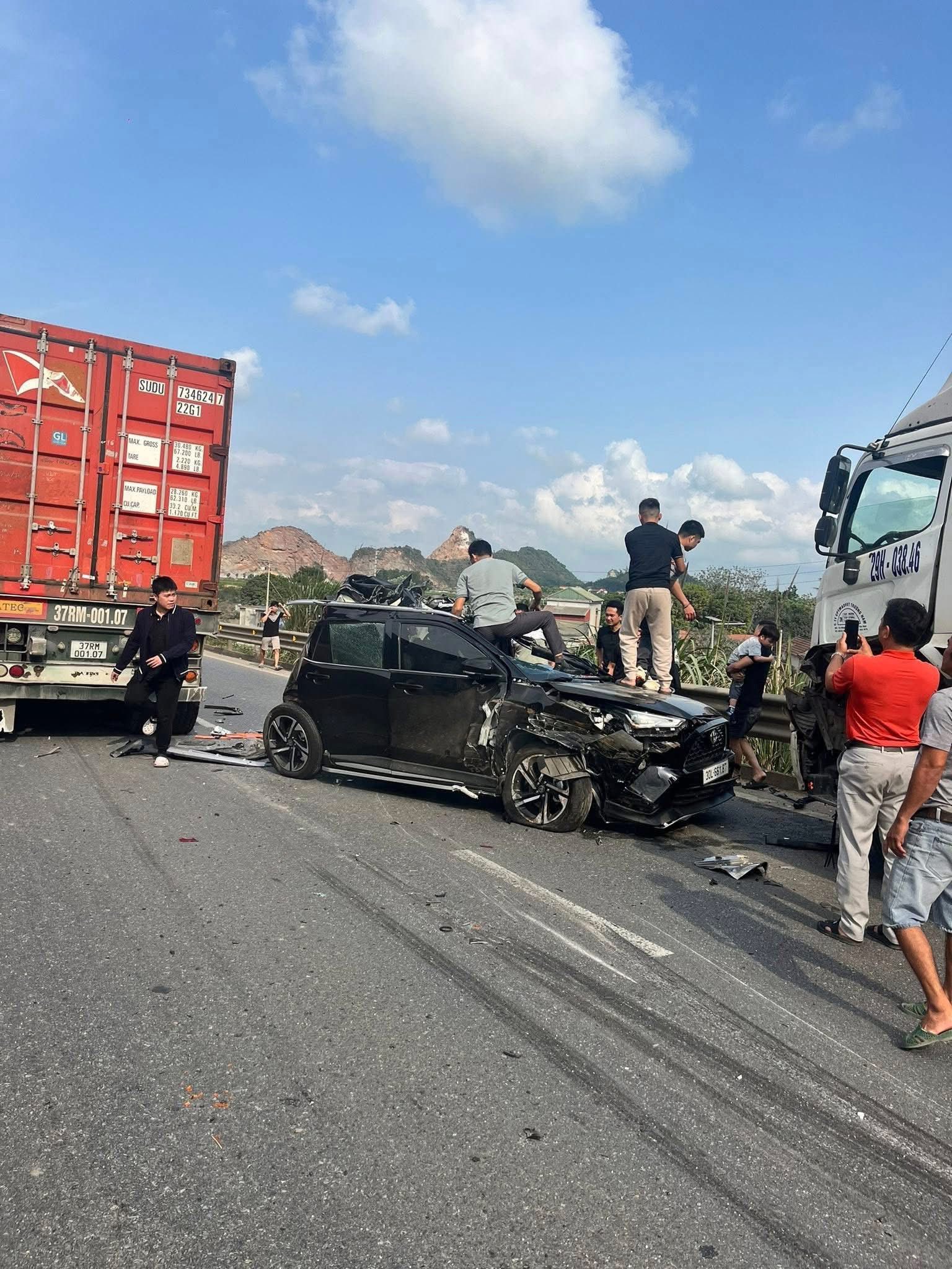 Hiện trường kinh ho&agrave;ng vụ tai nạn li&ecirc;n ho&agrave;n 6 xe tr&ecirc;n cao tốc, c&oacute; xe bị v&ograve; n&aacute;t - Ảnh 4.