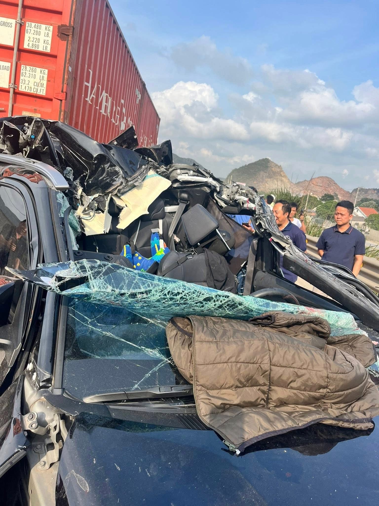 Hiện trường kinh ho&agrave;ng vụ tai nạn li&ecirc;n ho&agrave;n 6 xe tr&ecirc;n cao tốc, c&oacute; xe bị v&ograve; n&aacute;t - Ảnh 1.