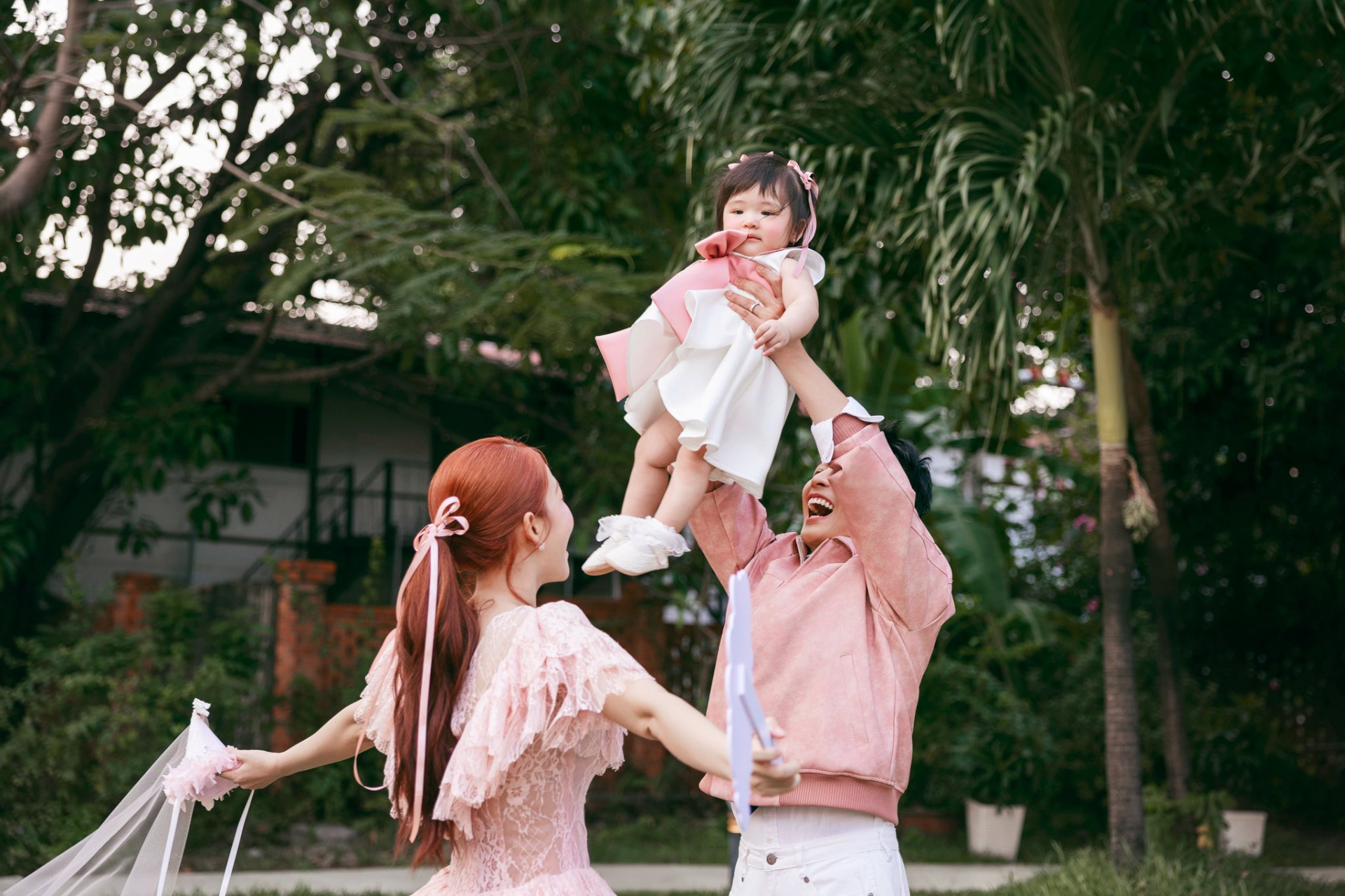 Tiệc th&ocirc;i n&ocirc;i con g&aacute;i Puka 2026: H&ograve;a Minzy lẻ b&oacute;ng , d&agrave;n sao quy tụ ch&uacute;c mừng - Ảnh 20.