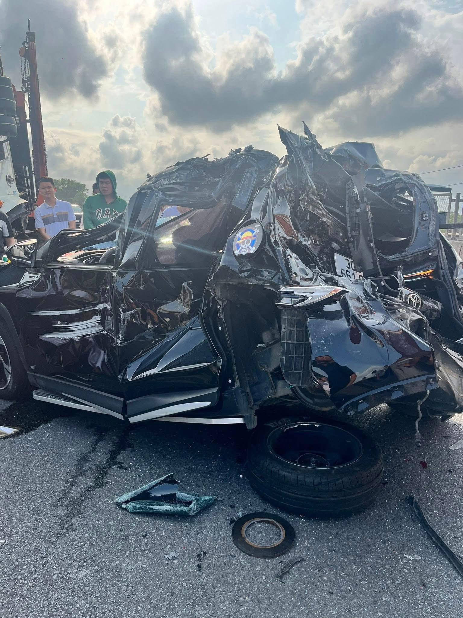 Hiện trường kinh ho&agrave;ng vụ tai nạn li&ecirc;n ho&agrave;n 6 xe tr&ecirc;n cao tốc, c&oacute; xe bị v&ograve; n&aacute;t - Ảnh 3.