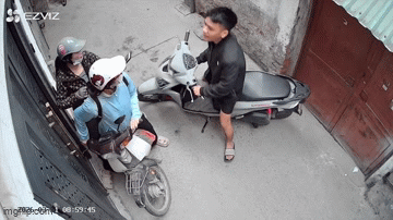 Vụ thanh ni&ecirc;n tạt đầu xe v&agrave; t&aacute;t li&ecirc;n tiếp người phụ nữ ở H&agrave; Nội - Ảnh 1.