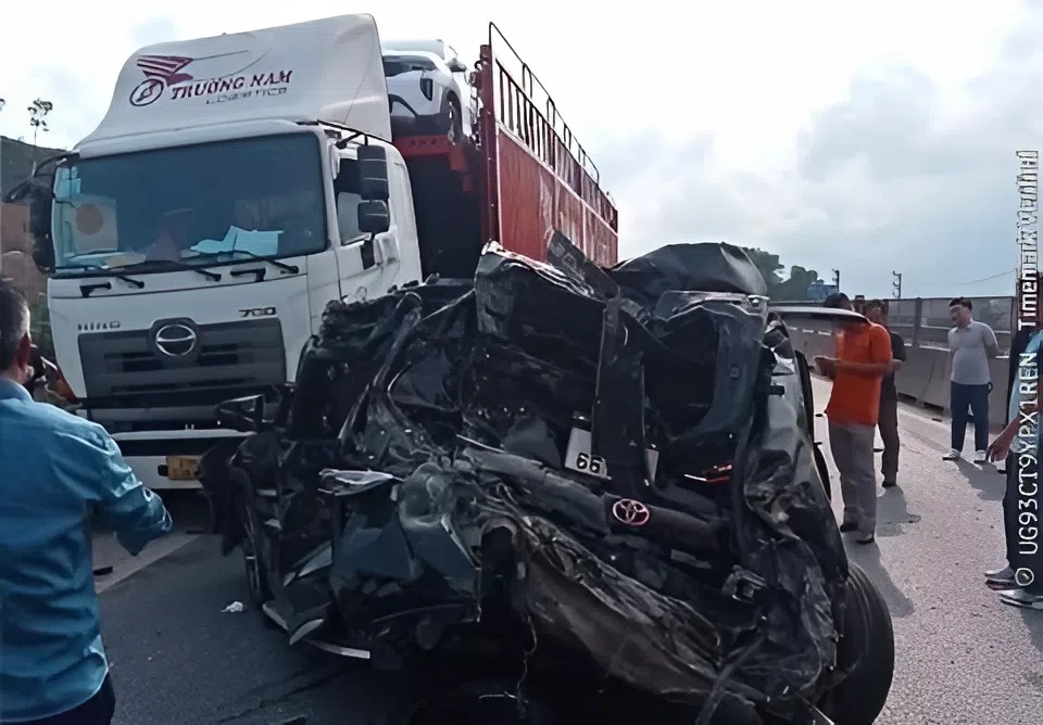 Hiện trường kinh ho&agrave;ng vụ tai nạn li&ecirc;n ho&agrave;n 6 xe tr&ecirc;n cao tốc, c&oacute; xe bị v&ograve; n&aacute;t - Ảnh 5.