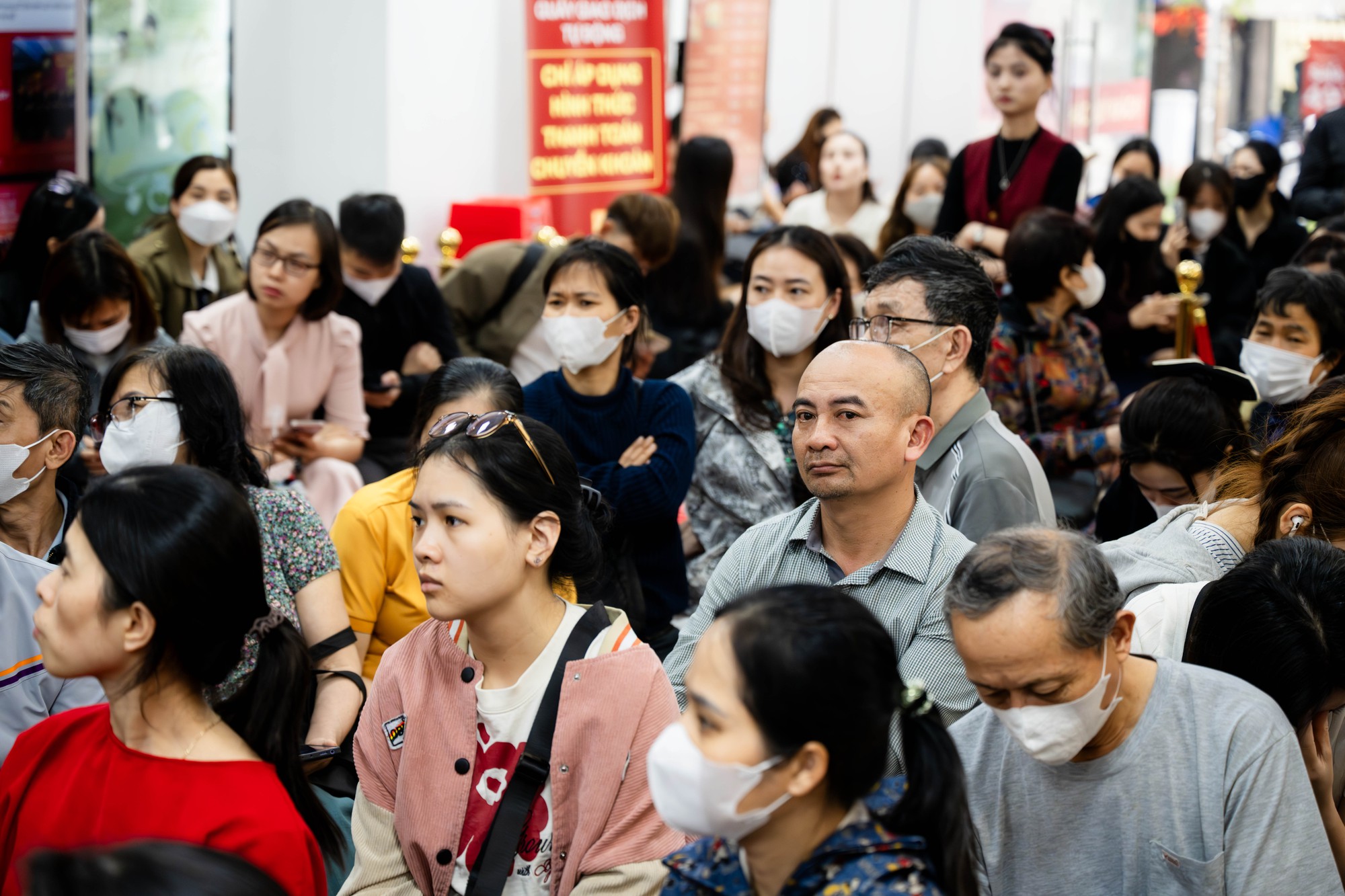 Cảnh tượng kh&oacute; tin tr&ecirc;n phố Cầu Giấy: &ldquo;ATM v&agrave;ng&rdquo; chạy hết c&ocirc;ng suất, kh&aacute;ch ngồi k&iacute;n chỗ- Ảnh 3.