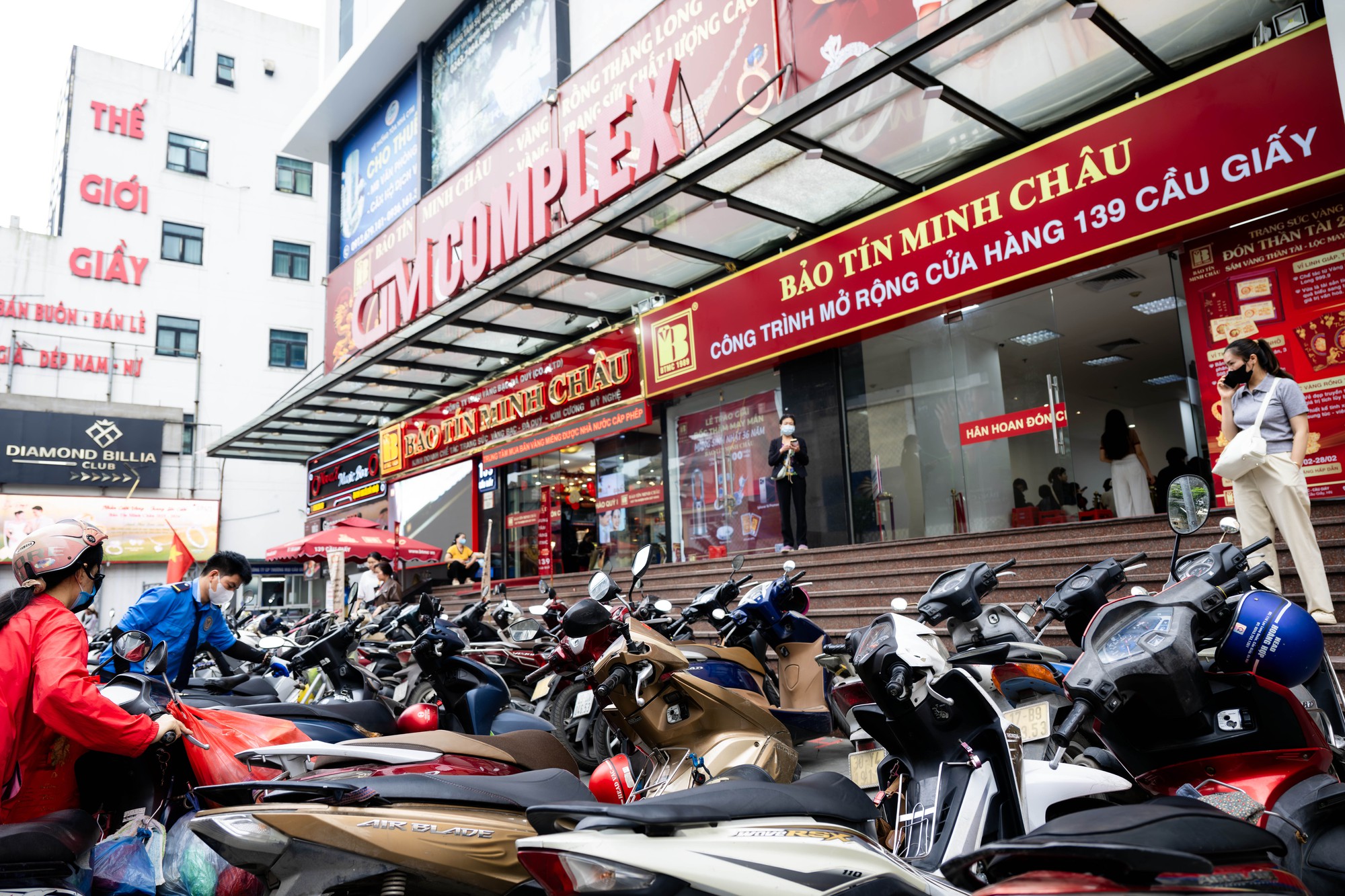 Cảnh tượng kh&oacute; tin tr&ecirc;n phố Cầu Giấy: &ldquo;ATM v&agrave;ng&rdquo; chạy hết c&ocirc;ng suất, kh&aacute;ch ngồi k&iacute;n chỗ- Ảnh 1.