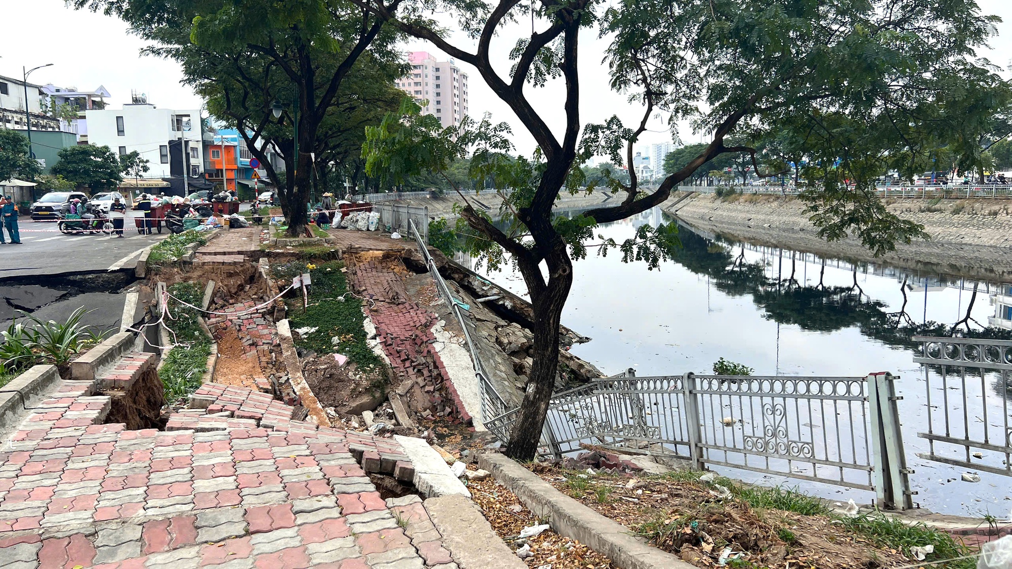 TPHCM: Cần 100 tỉ đồng khẩn cấp xử l&yacute; đường l&uacute;n sụp ven k&ecirc;nh T&agrave;u Hủ - Ảnh 1.