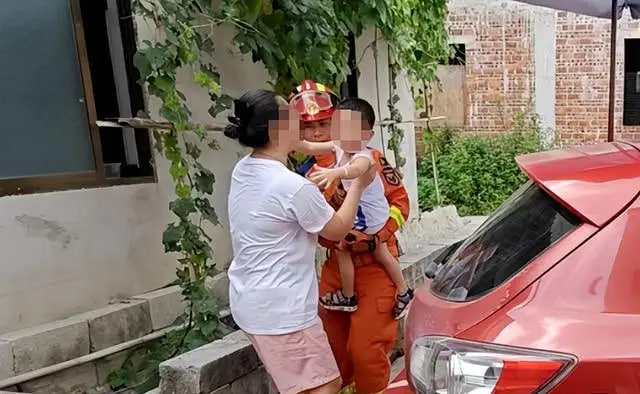 Bé trai 2 tuổi bị bố vô tình khóa trong ô tô, khi phát hiện đã sùi bọt mép! - Ảnh 2.