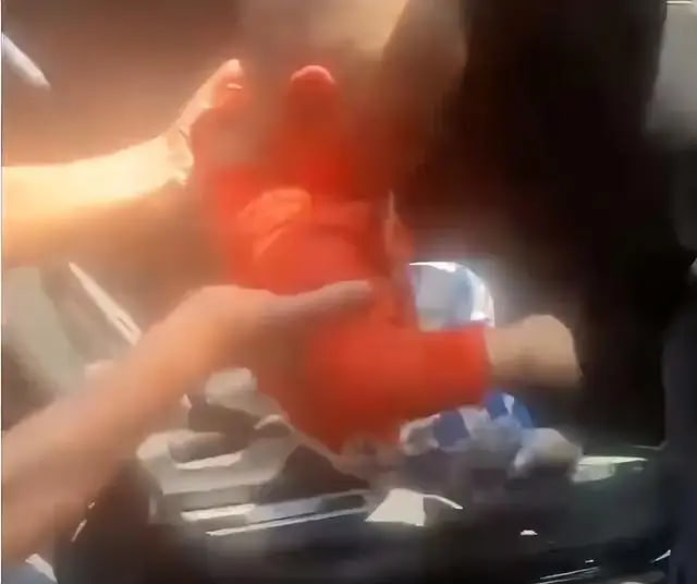 Bé trai 2 tuổi bị bố vô tình khóa trong ô tô, khi phát hiện đã sùi bọt mép! - Ảnh 1.