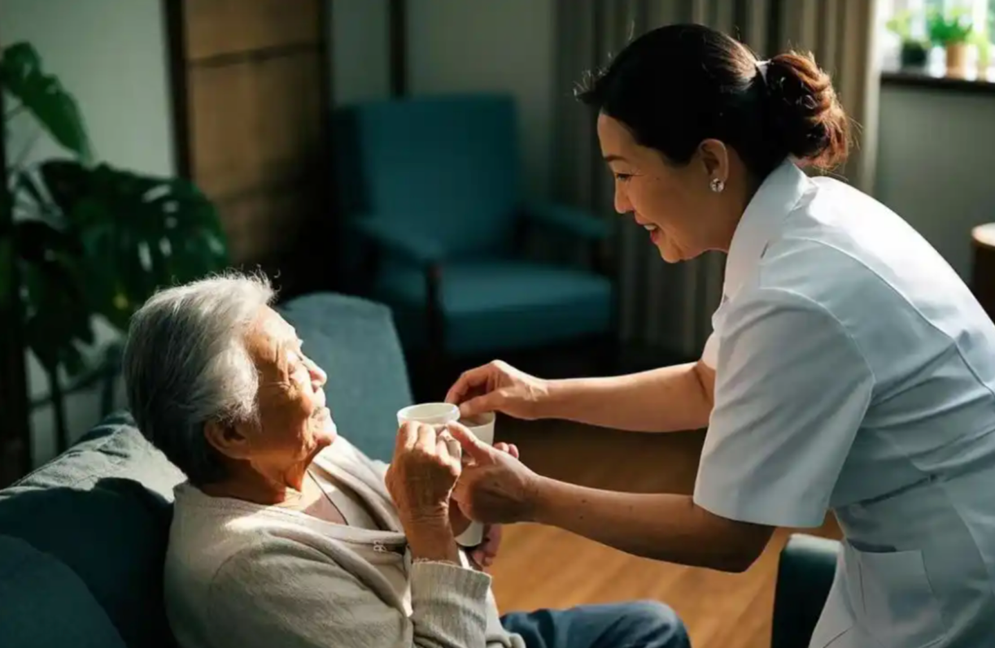 10 năm l&agrave;m nghề chăm s&oacute;c người gi&agrave;, t&ocirc;i nhận ra: Người về hưu dư dả hay chật vật kh&ocirc;ng nằm ở lương hưu, m&agrave; ở 3 quyết định t&agrave;i ch&iacute;nh n&agrave;y - Ảnh 1.