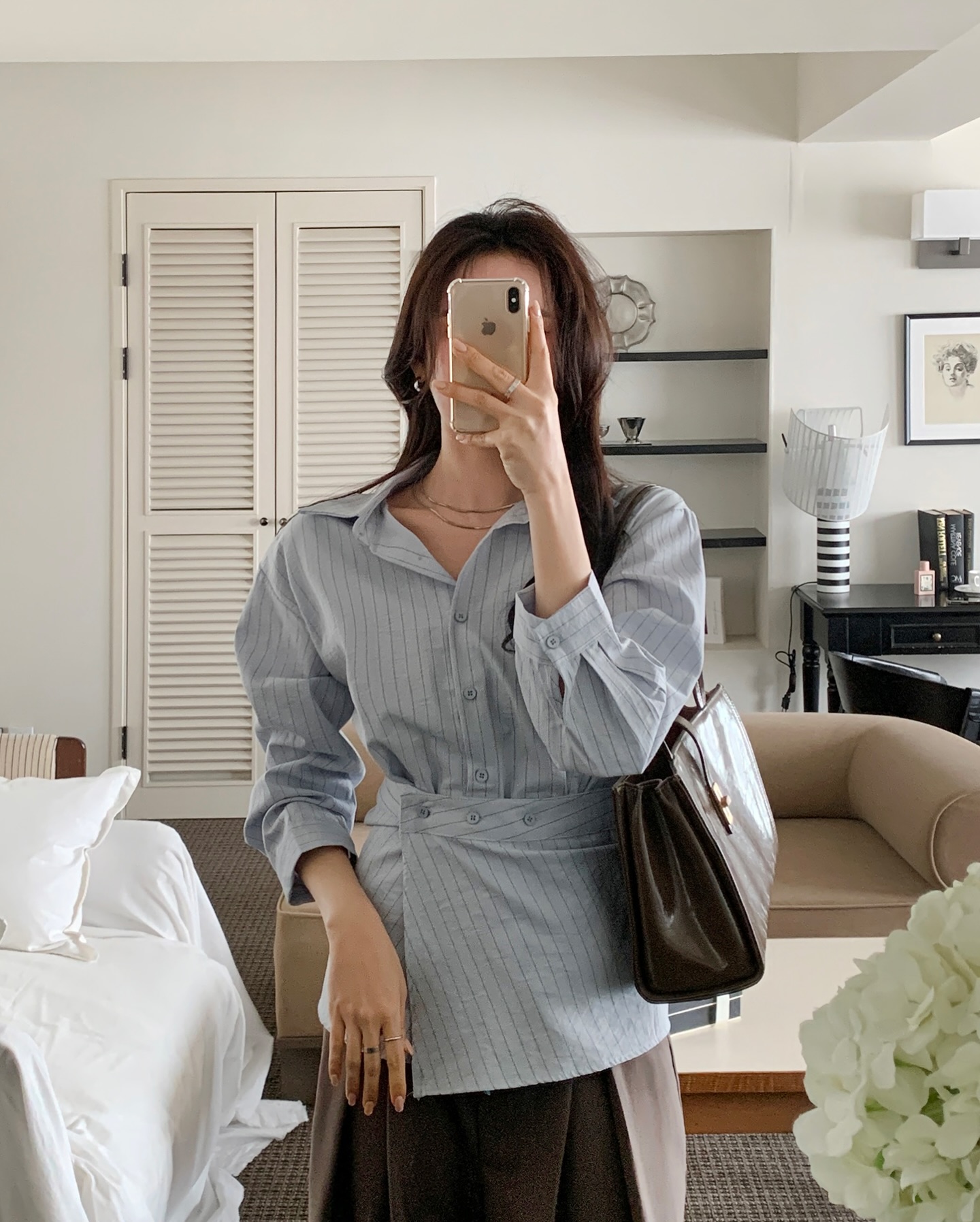 4 Cách phối đồ áo sơ mi và quần ống rộng trẻ trung , thanh lịch mùa hè 2026 - Ảnh 3. 4 Cách phối đồ áo sơ mi và quần ống rộng trẻ trung , thanh lịch mùa hè 2026 - Ảnh 3.