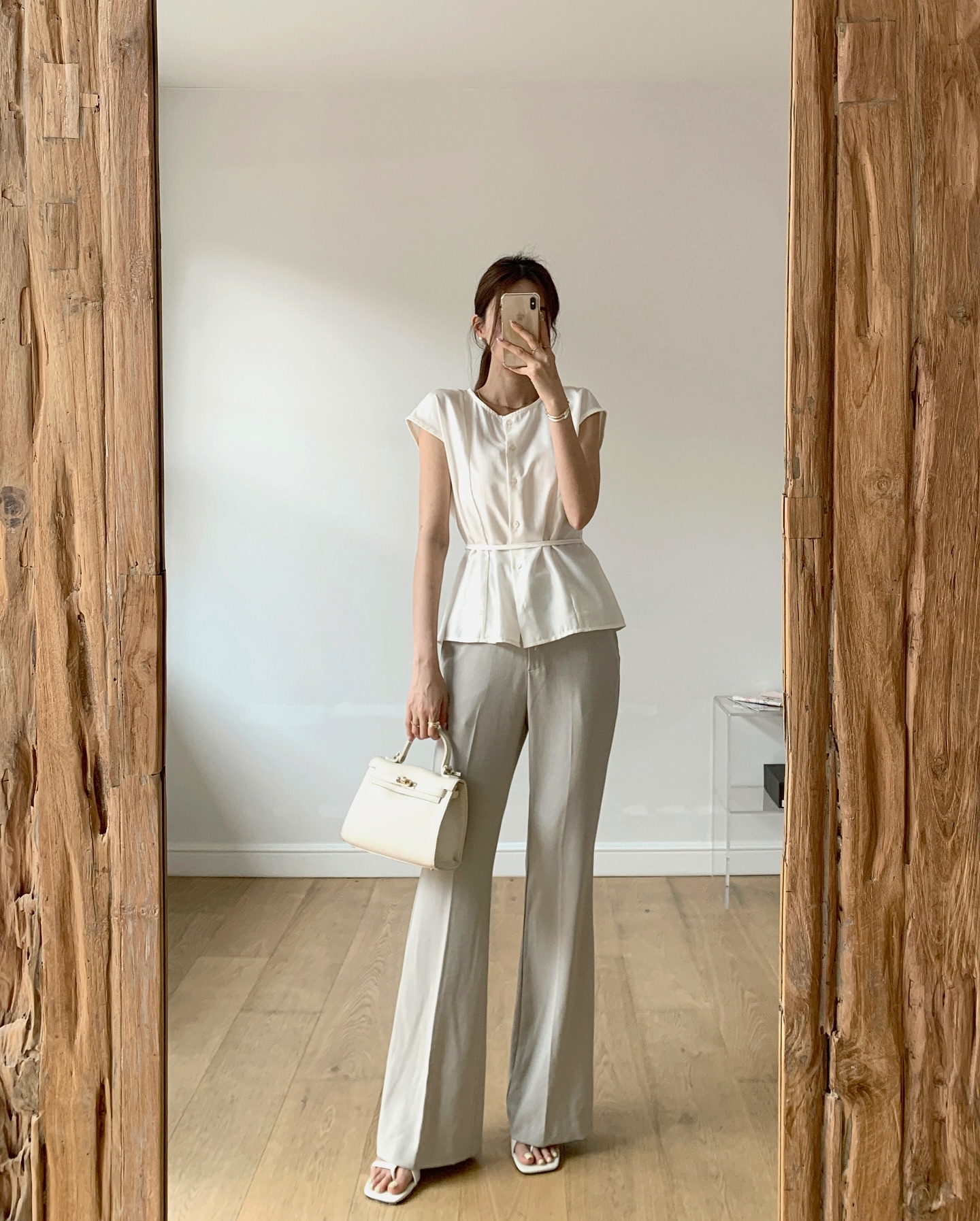 4 Cách phối đồ áo sơ mi và quần ống rộng trẻ trung , thanh lịch mùa hè 2026 - Ảnh 4. 4 Cách phối đồ áo sơ mi và quần ống rộng trẻ trung , thanh lịch mùa hè 2026 - Ảnh 4.