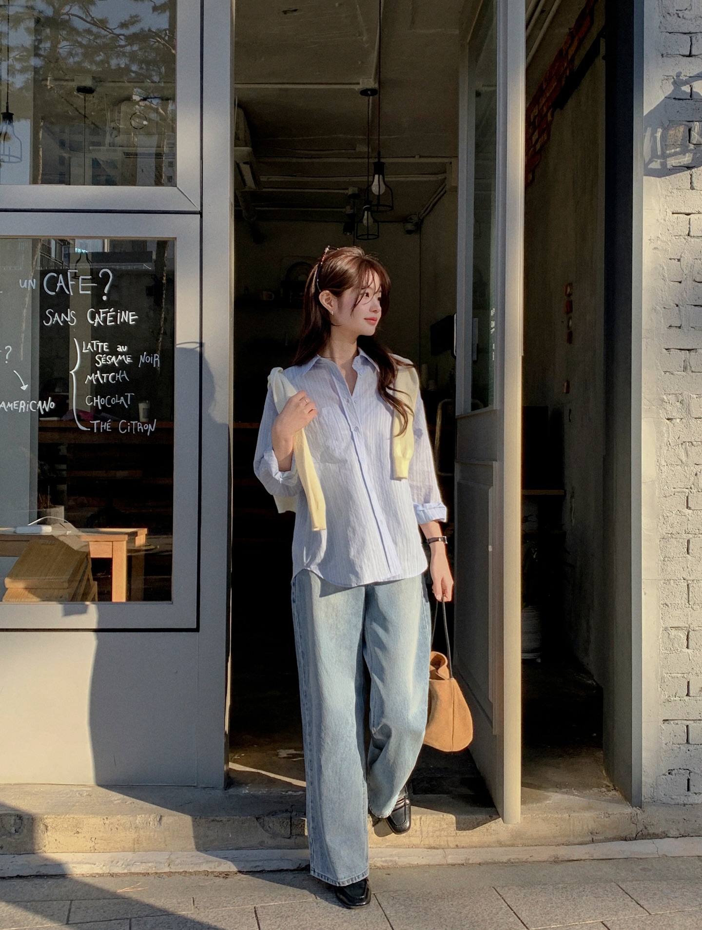 4 Cách phối đồ áo sơ mi và quần ống rộng trẻ trung , thanh lịch mùa hè 2026 - Ảnh 8. 4 Cách phối đồ áo sơ mi và quần ống rộng trẻ trung , thanh lịch mùa hè 2026 - Ảnh 8.