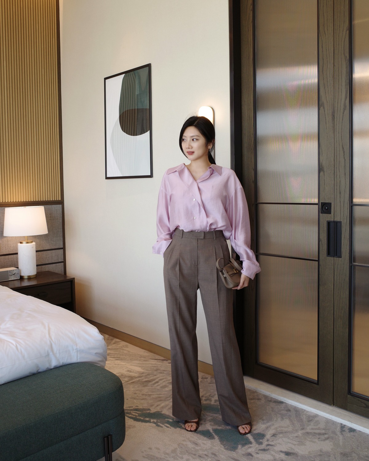 4 Cách phối đồ áo sơ mi và quần ống rộng trẻ trung , thanh lịch mùa hè 2026 - Ảnh 6. 4 Cách phối đồ áo sơ mi và quần ống rộng trẻ trung , thanh lịch mùa hè 2026 - Ảnh 6.