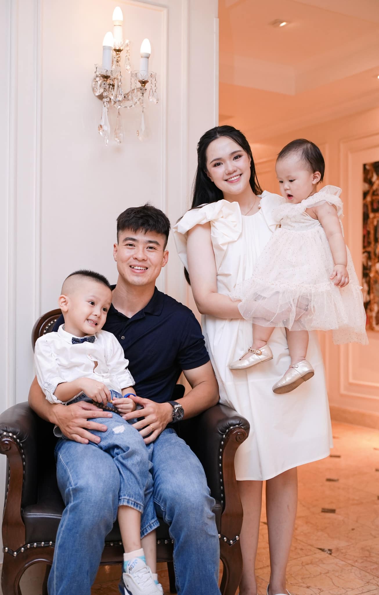 Vợ Duy Mạnh: Cuộc sống sang chảnh b&ecirc;n mẹ v&agrave; b&eacute; trong năm 2026 - Ảnh 4.