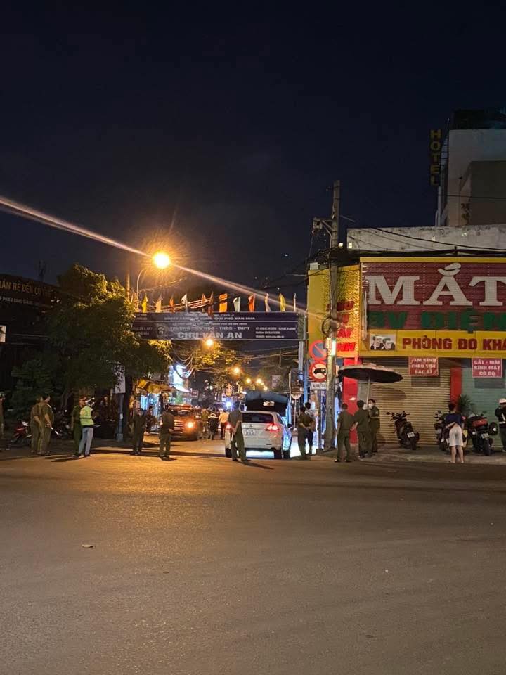 H&agrave;ng x&oacute;m kể lại khoảnh khắc &aacute;m ảnh vụ ch&aacute;y qu&aacute;n cơm khiến 2 mẹ con tử vong ở TP.HCM- Ảnh 1.