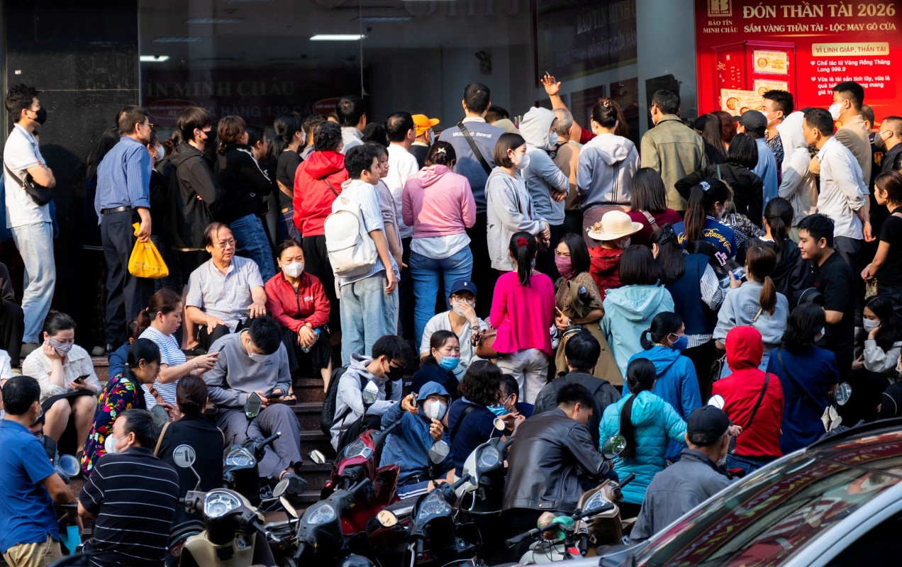 Cảnh lạ s&aacute;ng sớm ở H&agrave; Nội: Xếp h&agrave;ng k&iacute;n cầu thang mua v&agrave;ng khi gi&aacute; hạ, lo việc cưới xin cho con trai n&ecirc;n cố gắng chen ch&acirc;n- Ảnh 3.