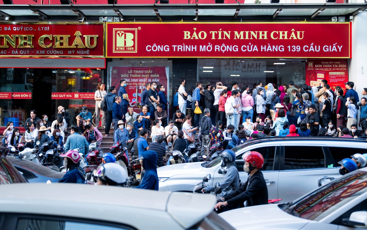 Cảnh lạ s&aacute;ng sớm ở H&agrave; Nội: Xếp h&agrave;ng k&iacute;n cầu thang mua v&agrave;ng khi gi&aacute; hạ, lo việc cưới xin cho con trai n&ecirc;n cố gắng chen ch&acirc;n- Ảnh 1.