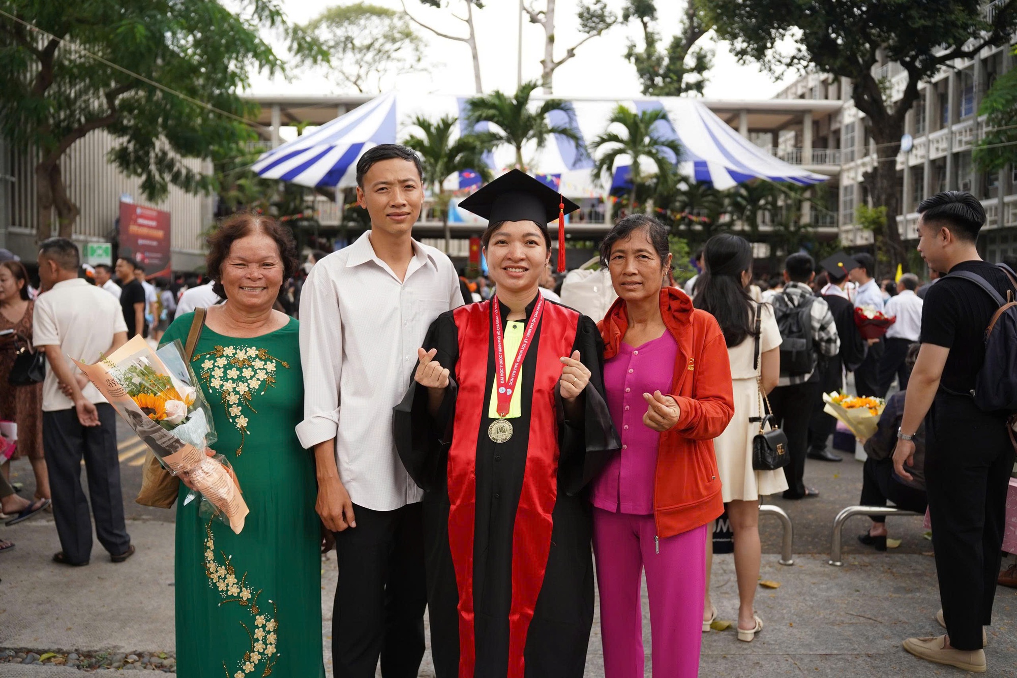 Nữ b&aacute;c sĩ bầu đ&ocirc;i 8 th&aacute;ng rưỡi vượt 250km nhận bằng: &ldquo;3 mẹ con c&ugrave;ng tốt nghiệp&rdquo; g&acirc;y x&uacute;c động- Ảnh 3.