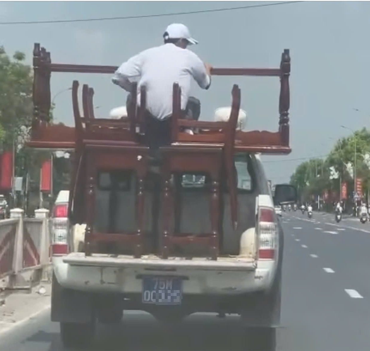 C&ocirc;ng an th&ocirc;ng tin vụ xe b&aacute;n tải biển xanh chở người sau th&ugrave;ng chở h&agrave;ng  - Ảnh 1.