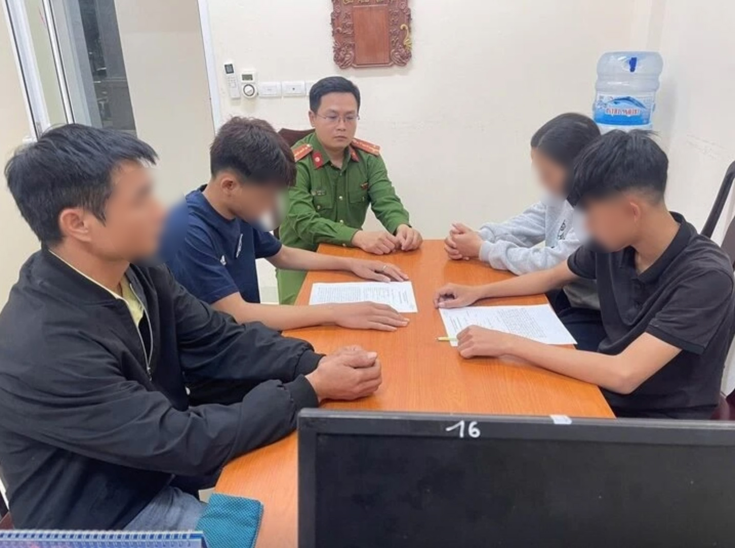 Th&ocirc;ng tin mới vụ tai nạn nam sinh đ&aacute;nh v&otilde;ng t&ocirc;ng người phụ nữ ở H&agrave; Nội - Ảnh 2.