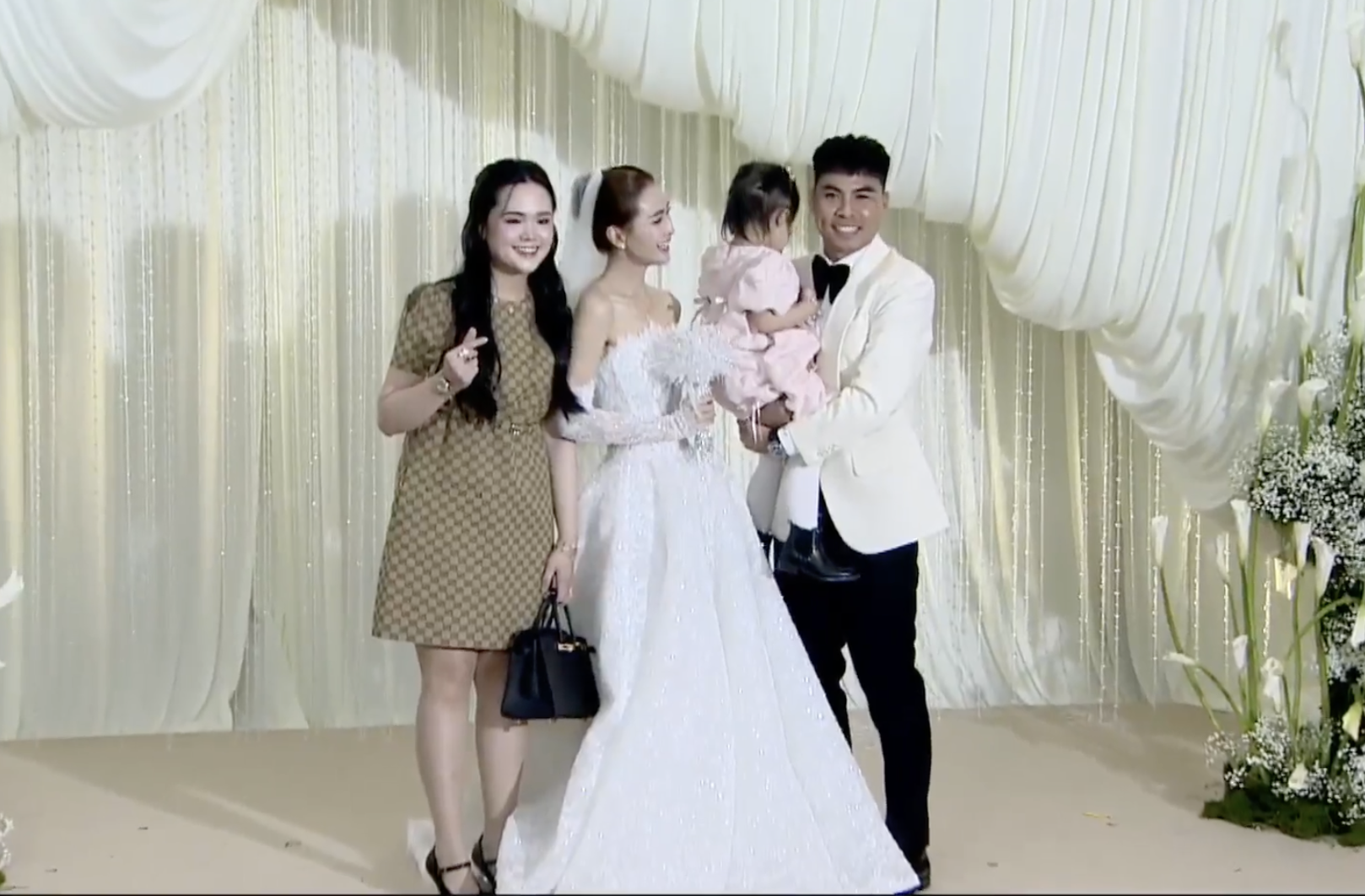 Vợ Duy Mạnh: Cuộc sống sang chảnh b&ecirc;n mẹ v&agrave; b&eacute; trong năm 2026 - Ảnh 2.