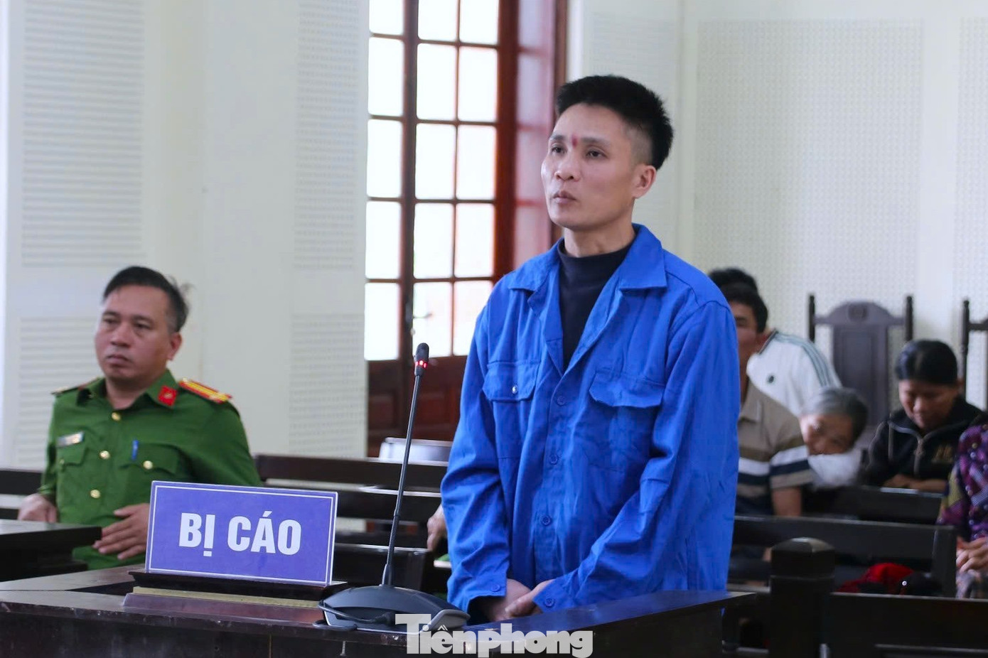 Vợ v&agrave;o ph&ograve;ng trọ c&ugrave;ng trai lạ, chồng đ&acirc;m chết 't&igrave;nh địch' ở Nghệ An - Ảnh 1.