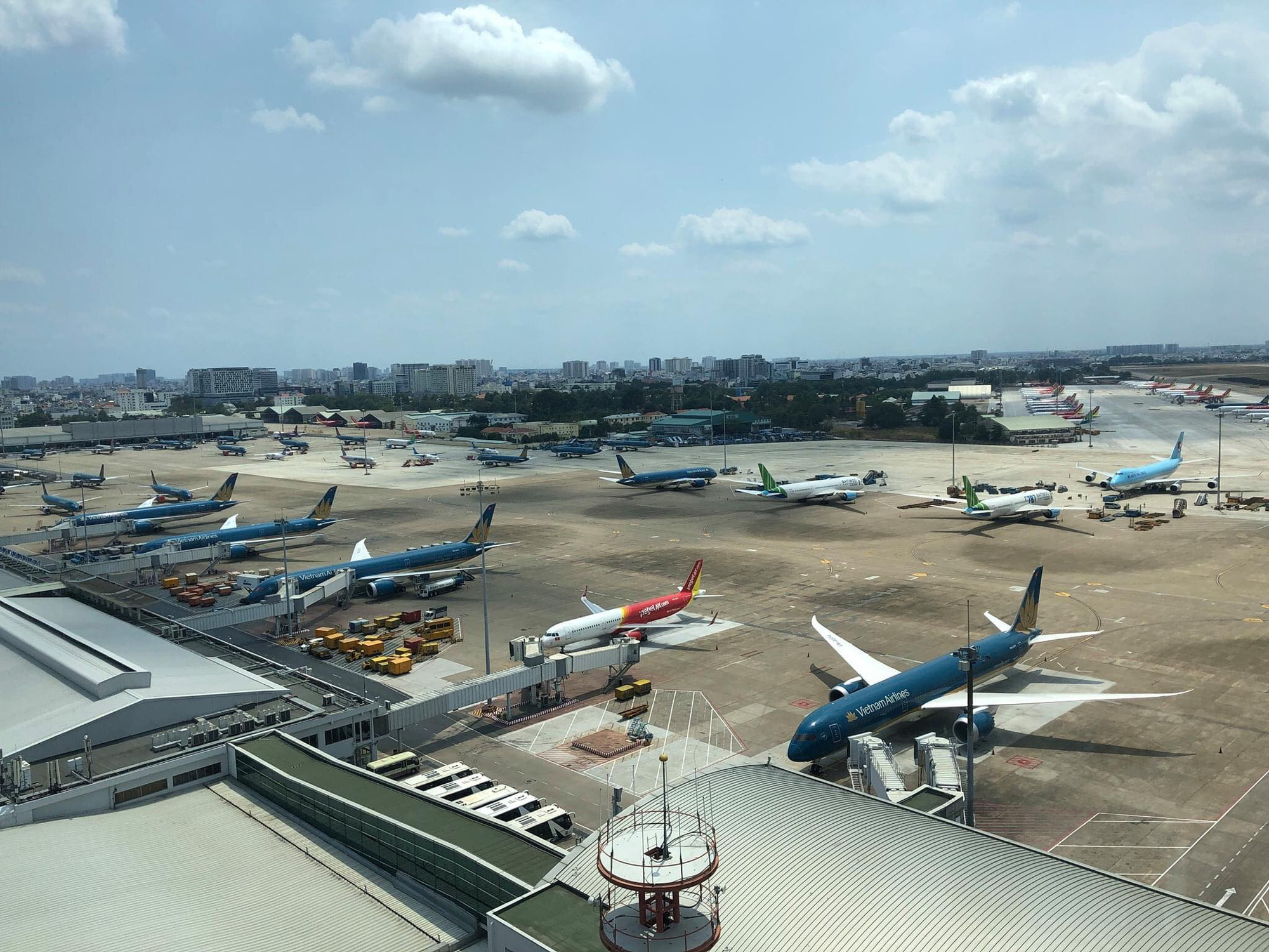 Gi&aacute; v&eacute; m&aacute;y bay 30 - 4 tăng cao , nhiều gia đ&igrave;nh thay đổi kế hoạch nghỉ lễ 2026 - Ảnh 1.