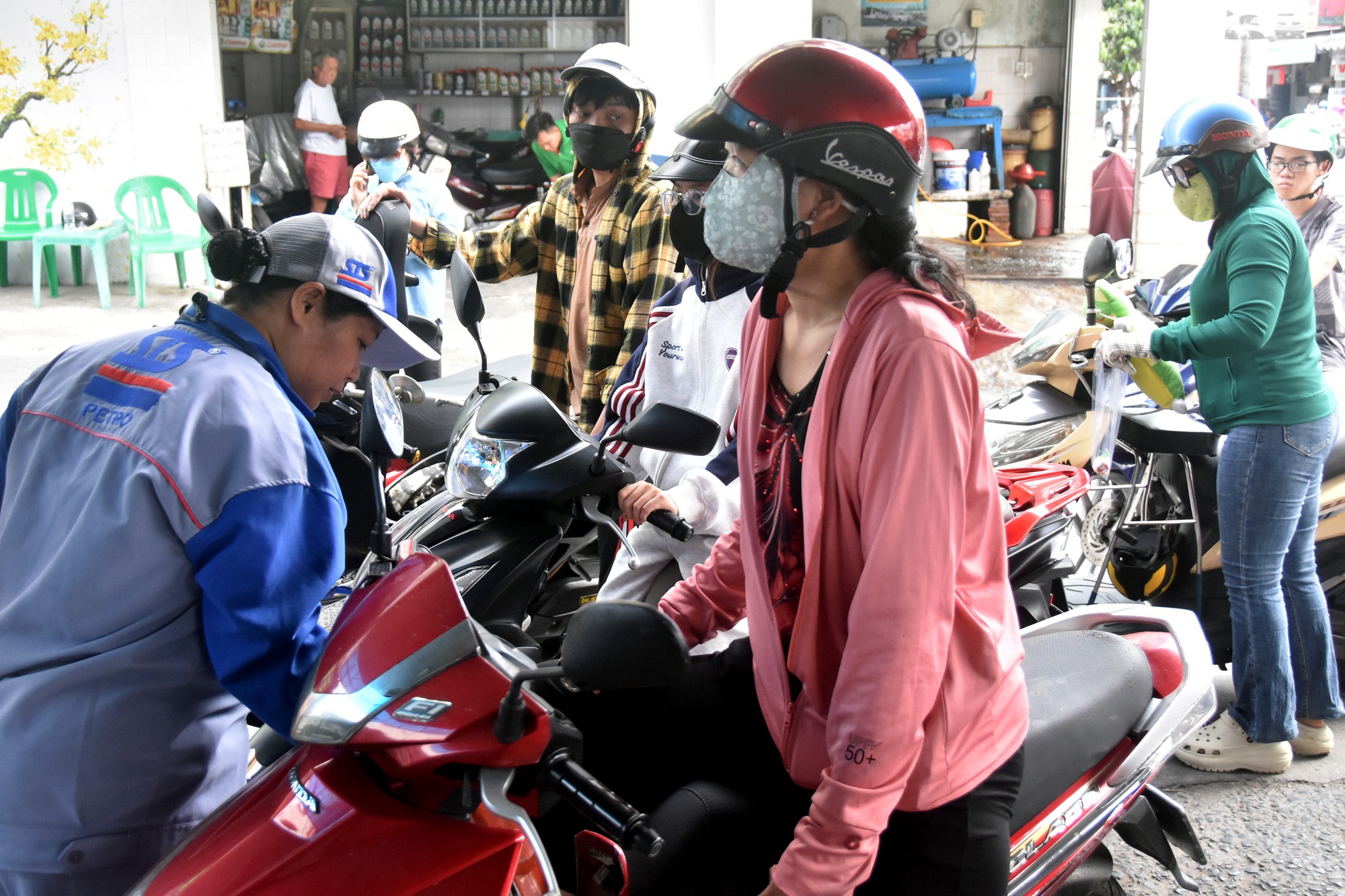 Nguồn cung xăng dầu Việt Nam 2026: T&igrave;nh h&igrave;nh v&agrave; giải ph&aacute;p từ Bộ C&ocirc;ng Thương - Ảnh 1.