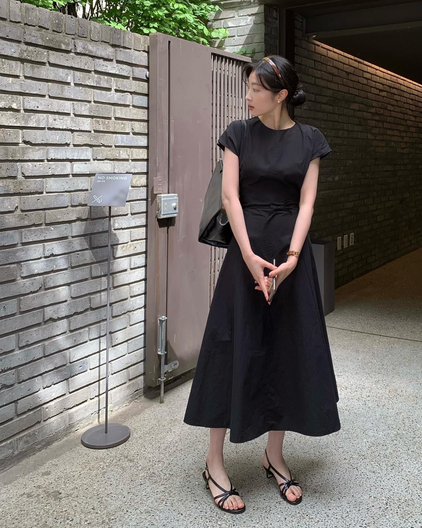 4 Mẫu váy liền công sở đẹp không bao giờ lỗi mốt cho năm 2026 - Ảnh 10. 4 Mẫu váy liền công sở đẹp không bao giờ lỗi mốt cho năm 2026 - Ảnh 10.