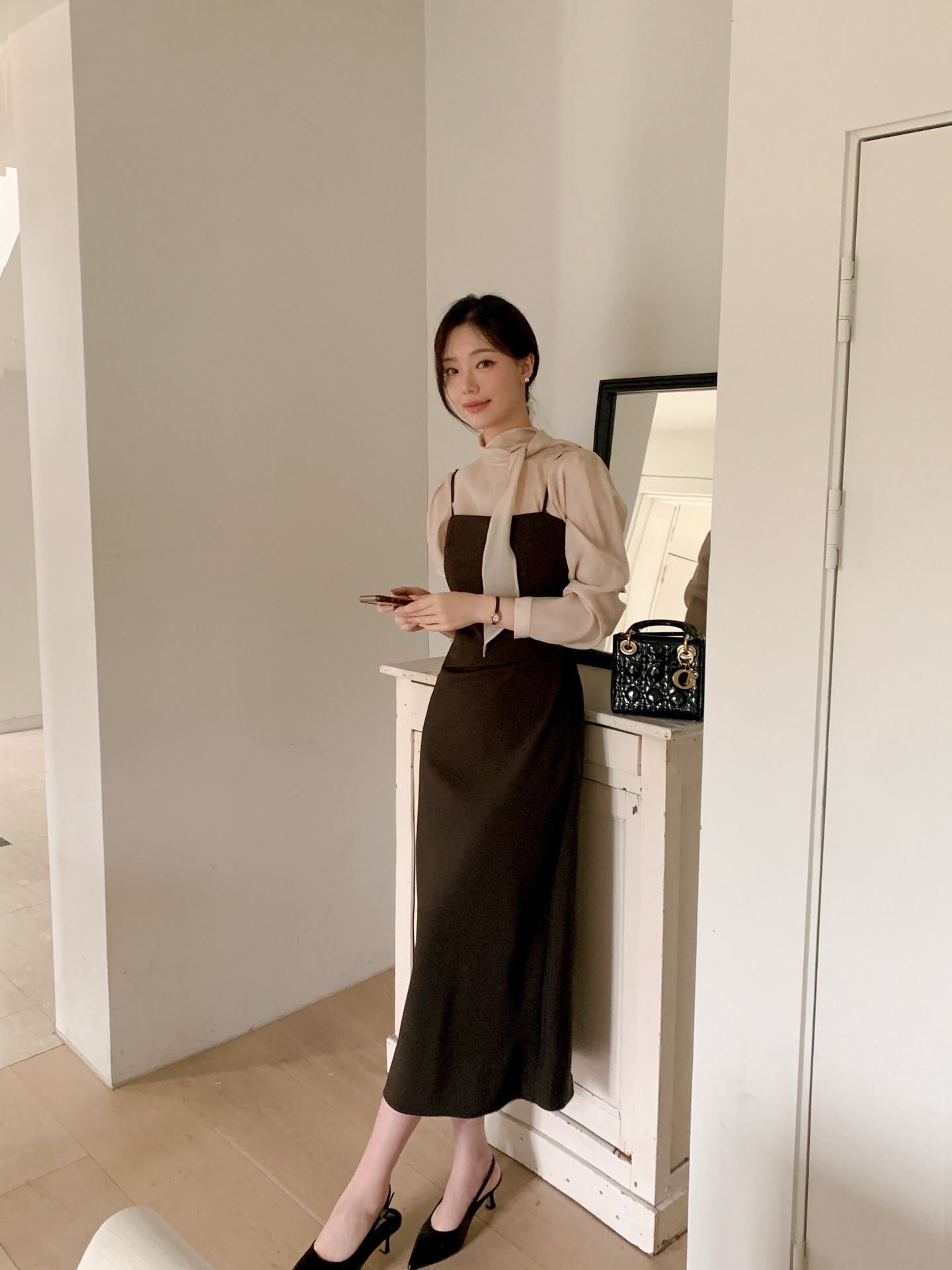 4 Mẫu váy liền công sở đẹp không bao giờ lỗi mốt cho năm 2026 - Ảnh 1. 4 Mẫu váy liền công sở đẹp không bao giờ lỗi mốt cho năm 2026 - Ảnh 1.