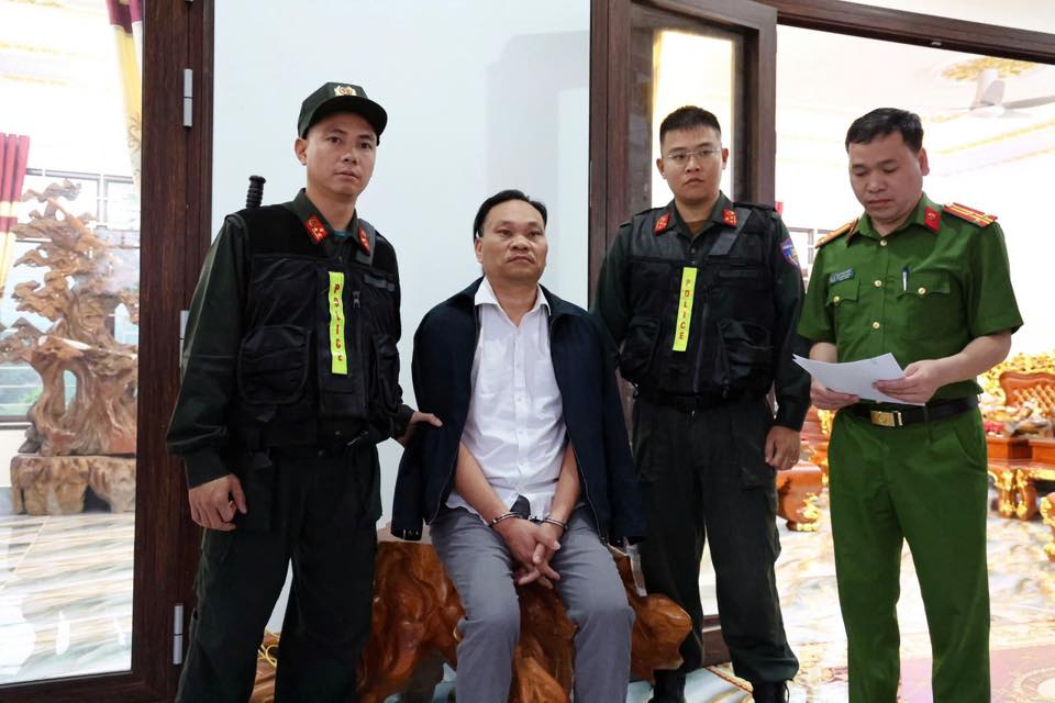 Ch&acirc;n dung 10 Gi&aacute;m đốc, Ph&oacute; Gi&aacute;m đốc, kế to&aacute;n vừa bị C&ocirc;ng an bắt khẩn cấp trong chuy&ecirc;n &aacute;n đặc biệt lớn - Ảnh 1.
