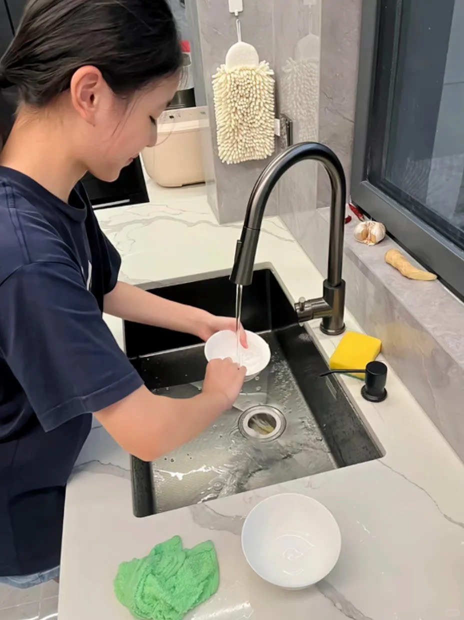 2026 rồi nhưng mẹ vẫn bắt t&ocirc;i l&agrave;m tất cả việc nh&agrave;, học nữ c&ocirc;ng gia ch&aacute;nh th&igrave; mới c&oacute; gia đ&igrave;nh ho&agrave;n hảo - Ảnh 1.