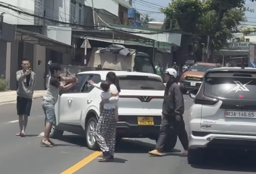 Chồng đập ph&aacute; xe taxi chở vợ giữa phố B ' lao Bảo Lộc g&acirc;y x&ocirc;n xao dư luận - Ảnh 1.