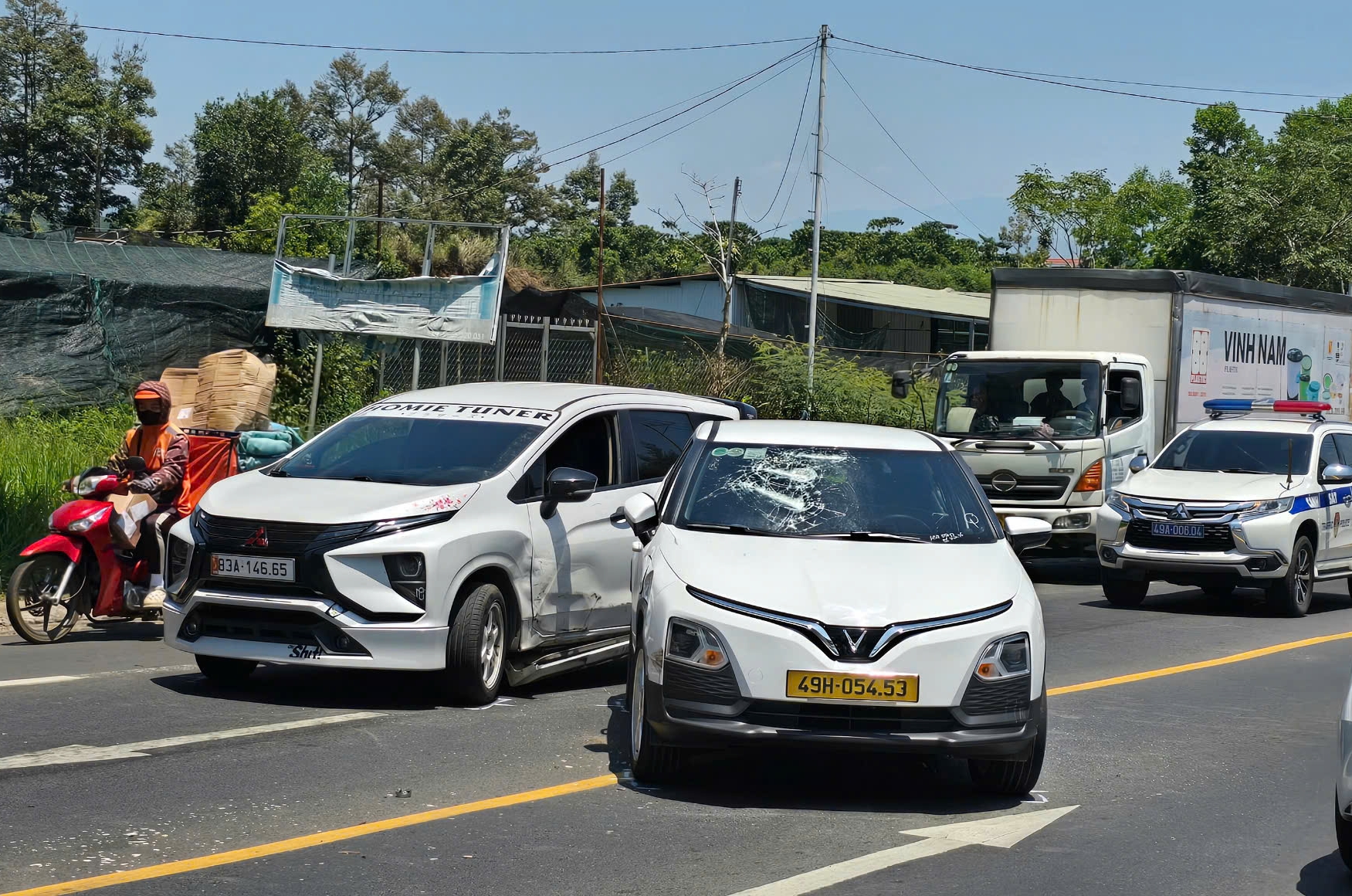 Chồng đập ph&aacute; xe taxi chở vợ giữa phố B ' lao Bảo Lộc g&acirc;y x&ocirc;n xao dư luận - Ảnh 2.