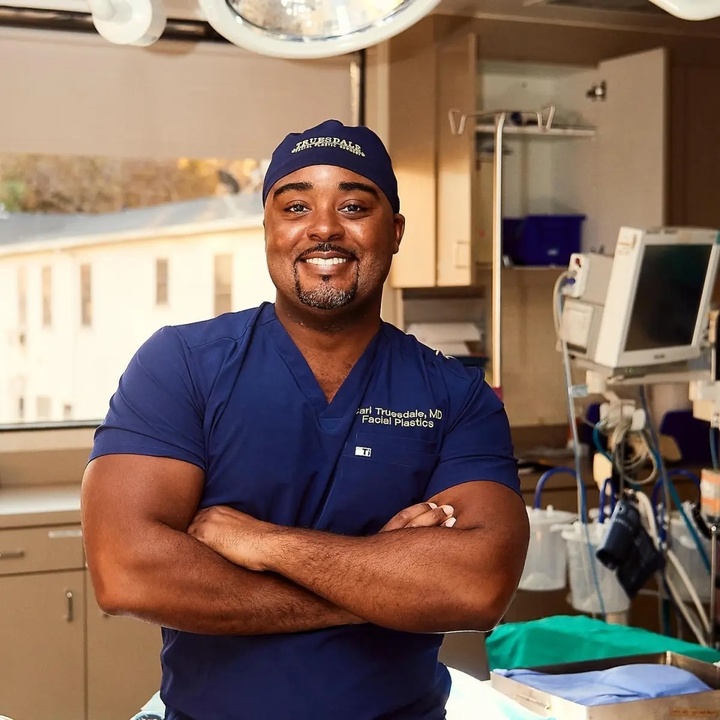 Cụ b&agrave; 70 tuổi trẻ h&oacute;a kỳ diệu nhờ phẫu thuật căng da tại Beverly Hills - Ảnh 3.