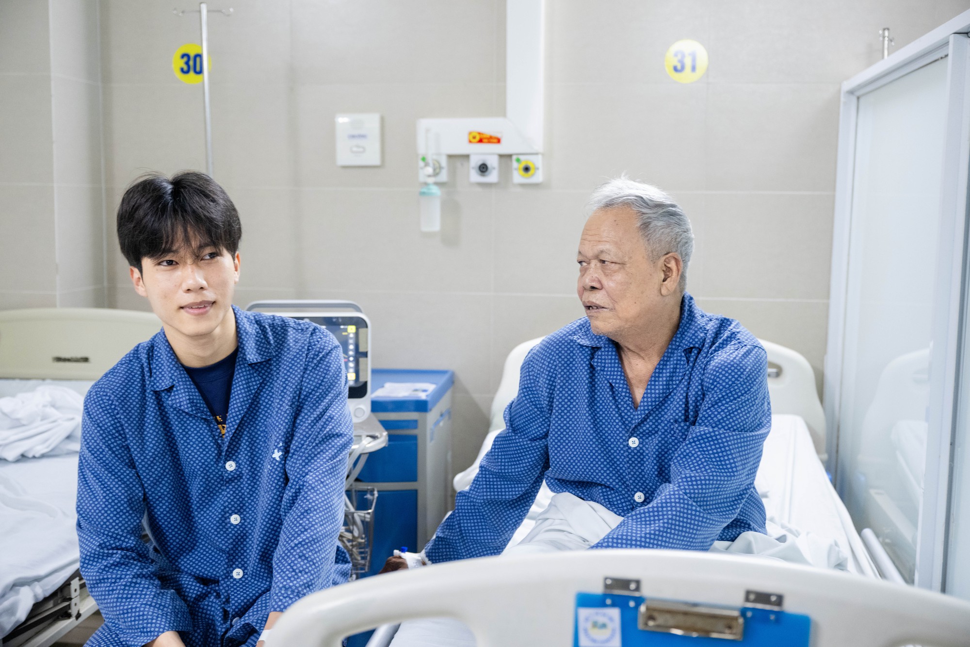 Ch&agrave;ng rể bị bỏng vẫn tr&egrave;o l&ecirc;n tầng 7, d&ugrave;ng b&uacute;a tạ đập m&aacute;i nh&agrave; cứu gia đ&igrave;nh vợ trong đ&aacute;m ch&aacute;y tại Lĩnh Nam- Ảnh 2.