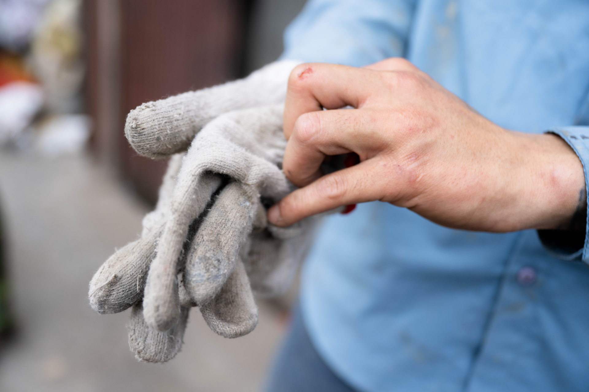 Danh t&iacute;nh người đ&agrave;n &ocirc;ng ph&aacute; m&aacute;i t&ocirc;n cứu người trong đ&aacute;m ch&aacute;y rồi &acirc;m thầm rời đi: &ldquo;&Ocirc;ng trời c&oacute; mắt hết. M&igrave;nh gi&uacute;p được g&igrave; th&igrave; gi&uacute;p th&ocirc;i&rdquo;- Ảnh 2.