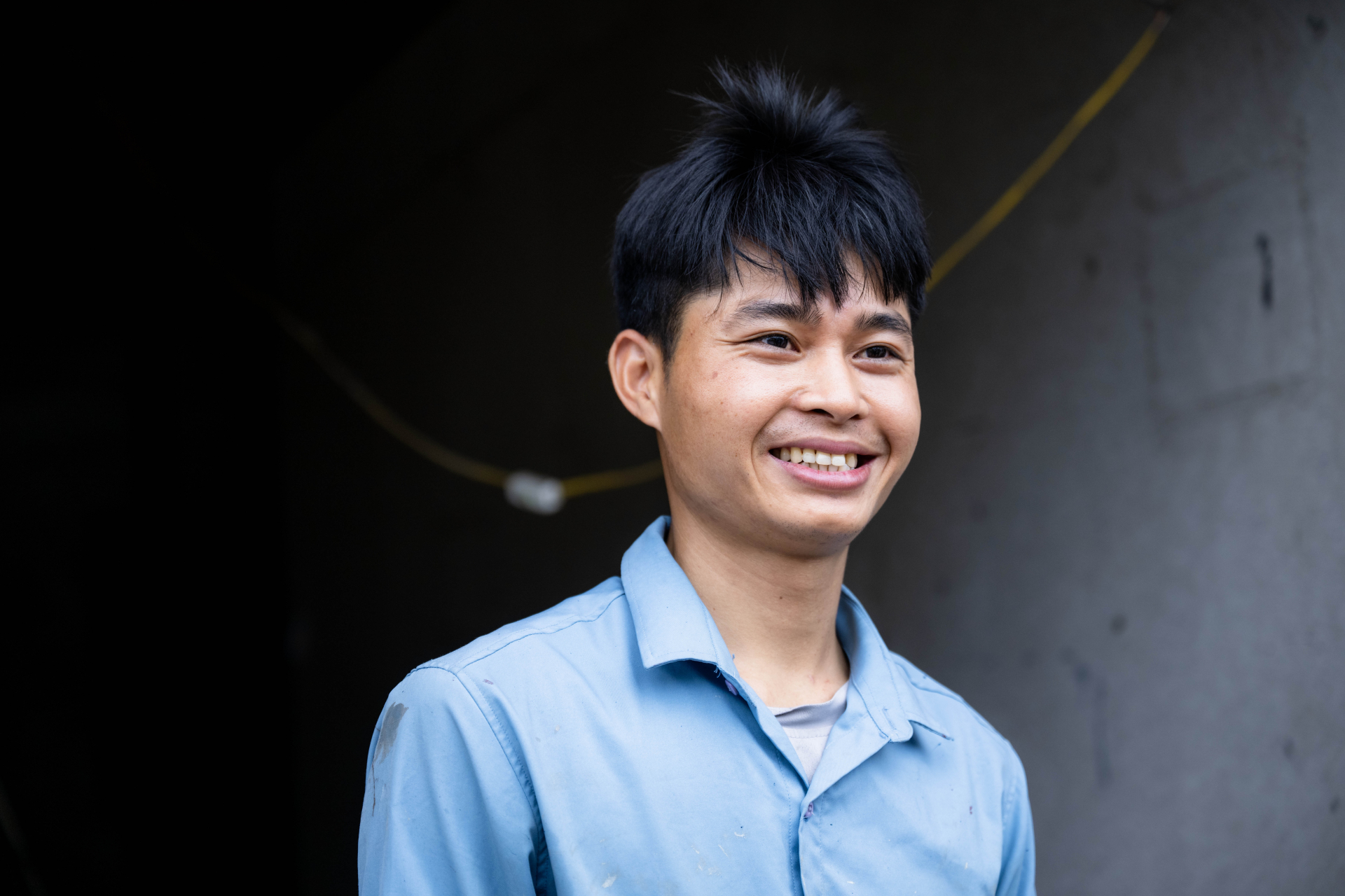 Danh t&iacute;nh người đ&agrave;n &ocirc;ng ph&aacute; m&aacute;i t&ocirc;n cứu người trong đ&aacute;m ch&aacute;y rồi &acirc;m thầm rời đi: &ldquo;&Ocirc;ng trời c&oacute; mắt hết. M&igrave;nh gi&uacute;p được g&igrave; th&igrave; gi&uacute;p th&ocirc;i&rdquo;- Ảnh 1.