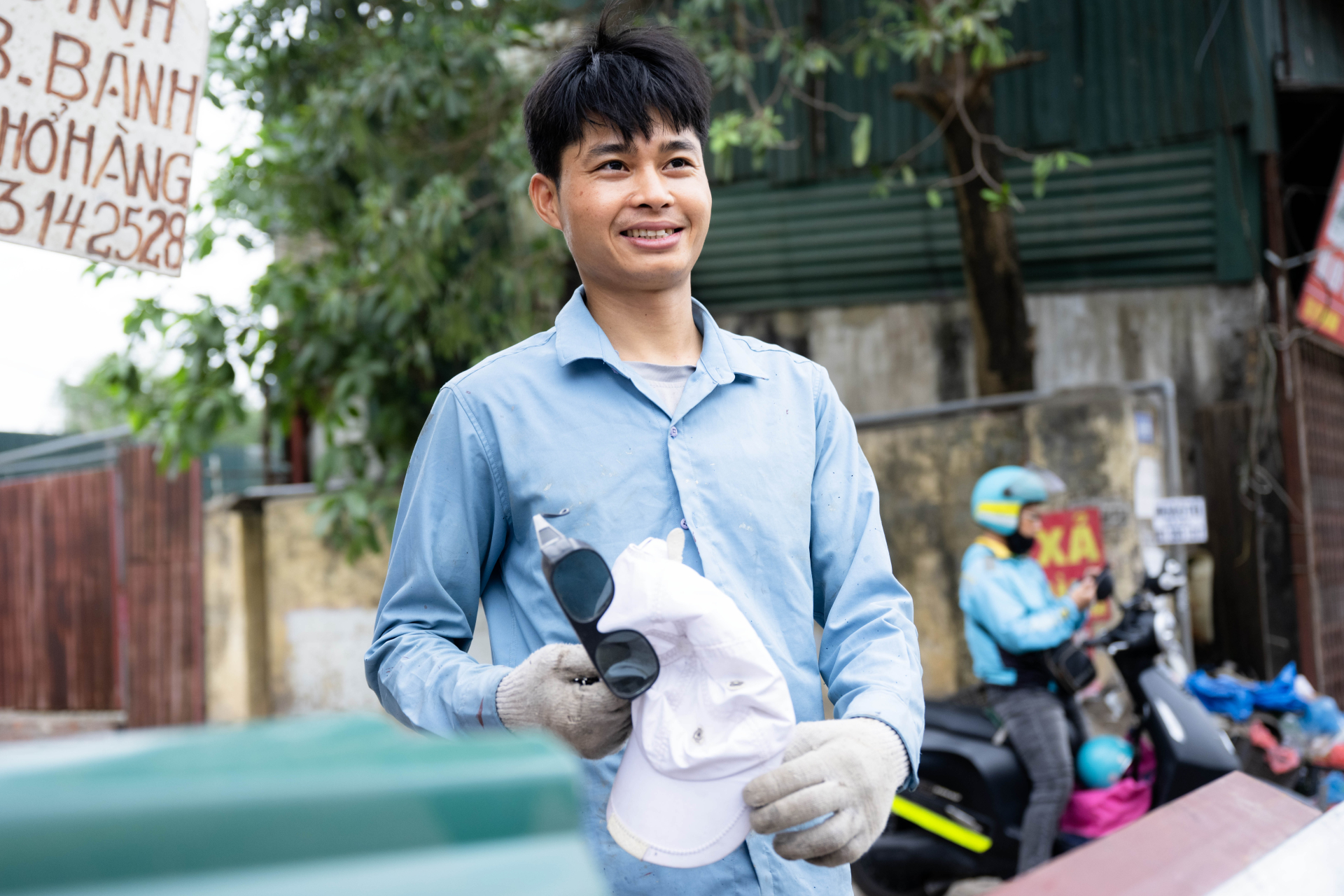 Danh t&iacute;nh người đ&agrave;n &ocirc;ng ph&aacute; m&aacute;i t&ocirc;n cứu người trong đ&aacute;m ch&aacute;y rồi &acirc;m thầm rời đi: &ldquo;&Ocirc;ng trời c&oacute; mắt hết. M&igrave;nh gi&uacute;p được g&igrave; th&igrave; gi&uacute;p th&ocirc;i&rdquo;- Ảnh 5.